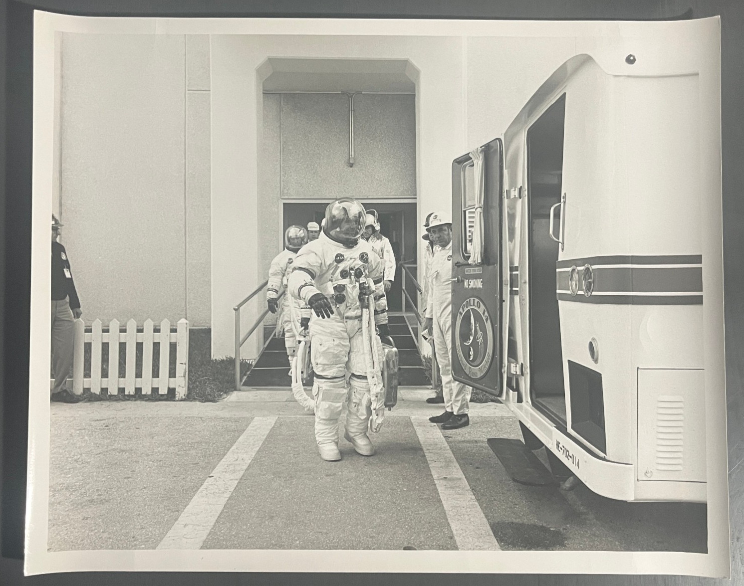1971 APOLLO 14 ASTRONAUT SHEPARD ENTERS TRANSFER VAN OFFICIAL NASA PRESS PHOTO