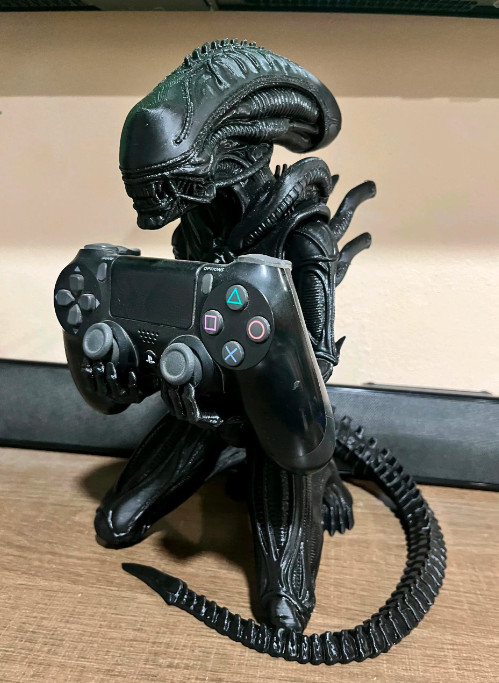 ALIEN controller stand for Playstation and Xbox