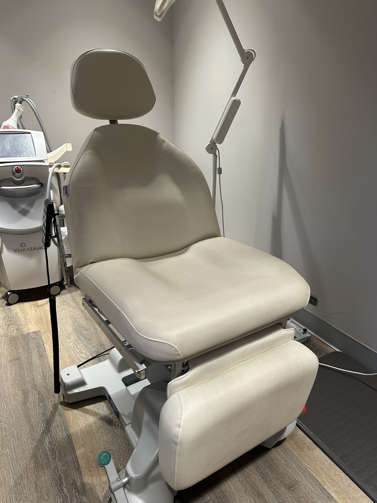 Avante DRE Milano D20 Exam Chair With Hand And Foot Controls And Wheels