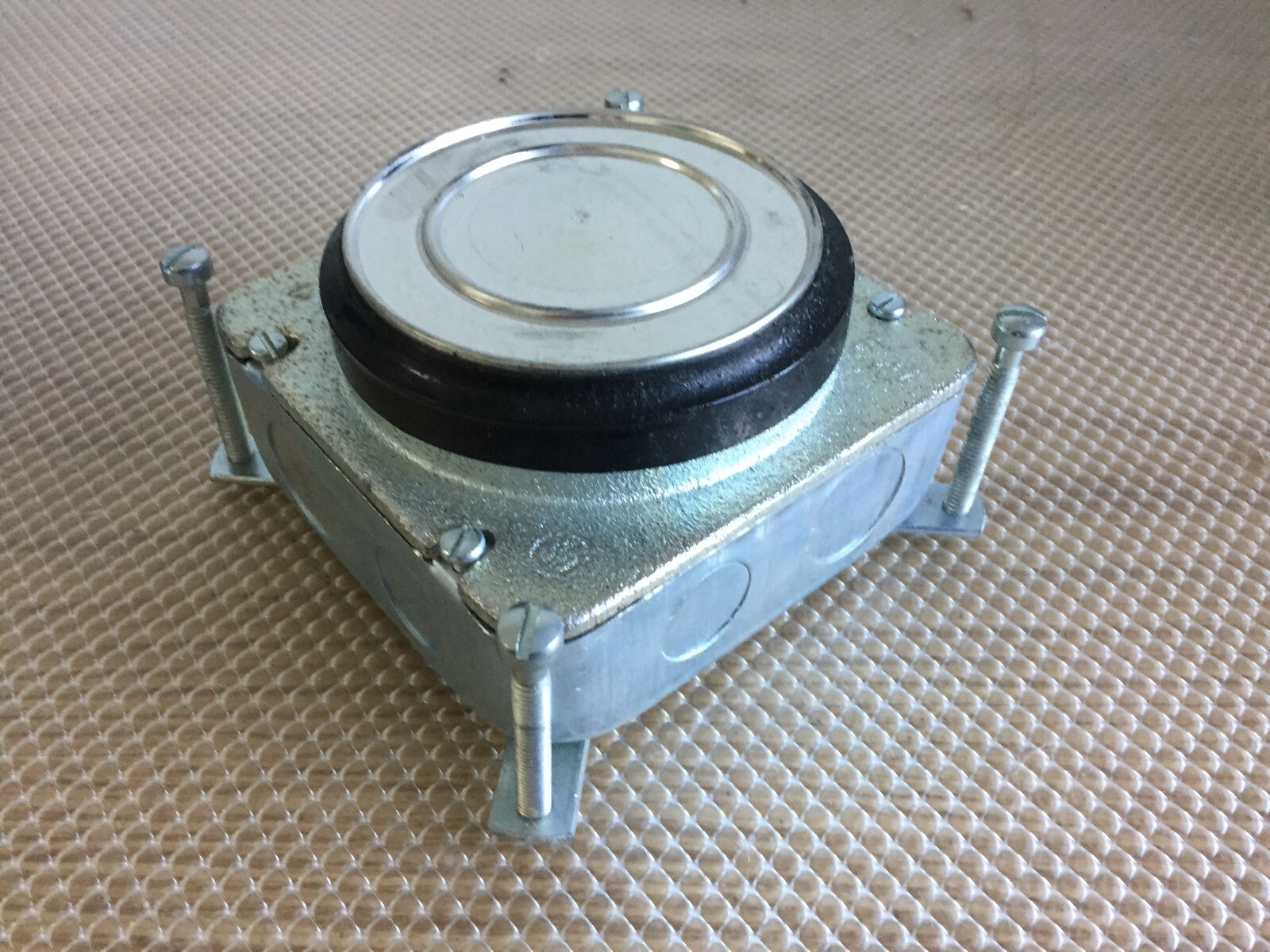 THOMAS AND BETTS 1963 JACK IN THE BOX ADJUSTABLE FLOOR BOX
