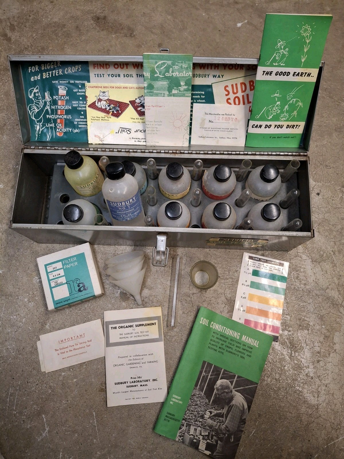 Sudbury Deluxe Soil Test Kit 1950s Gardeners Delight In Metal Box W/ Handle