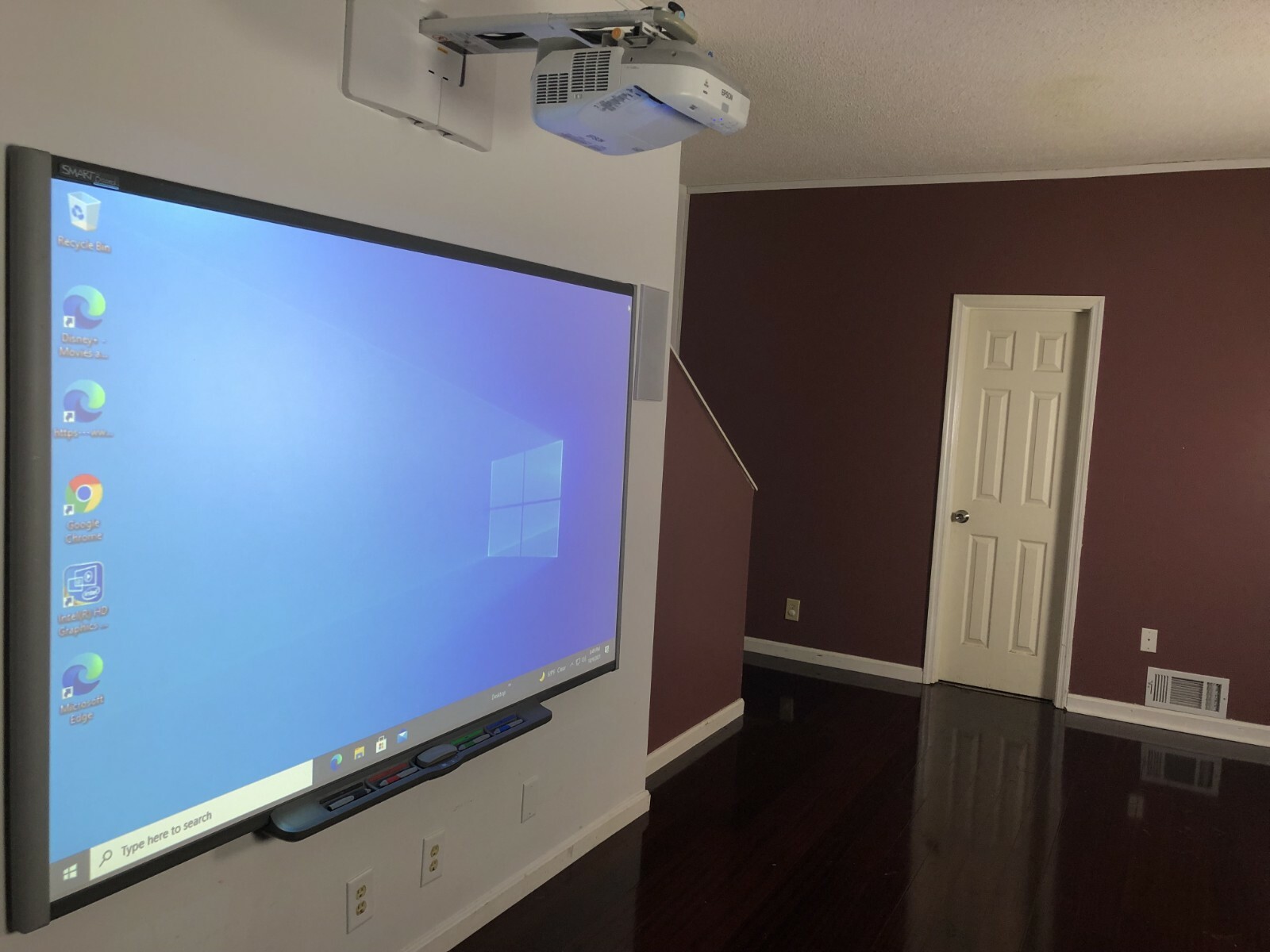 87" Interactive Smart Board SB685 and Epson UST projector (1 Year Guarantee)
