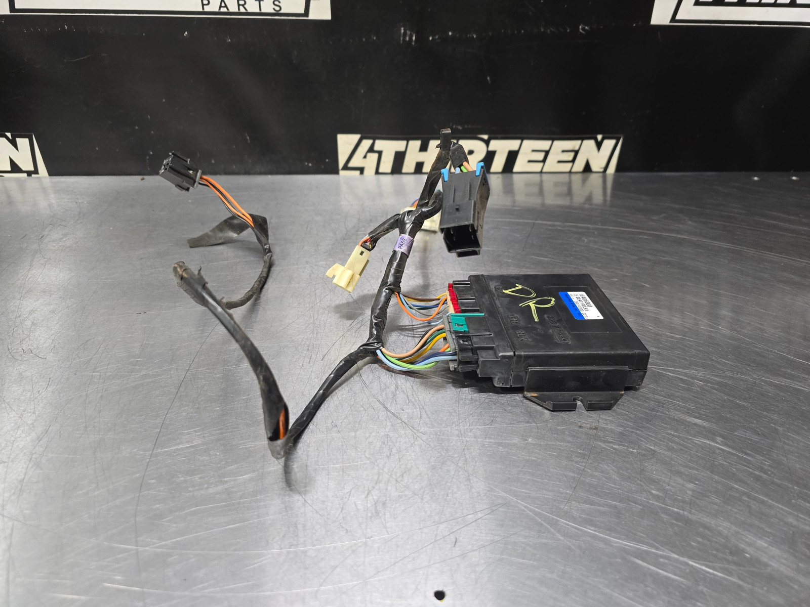 1997-2004 CORVETTE C5 RH SEAT CONTROL MODULE WITH HARNESS 10406008 #N47