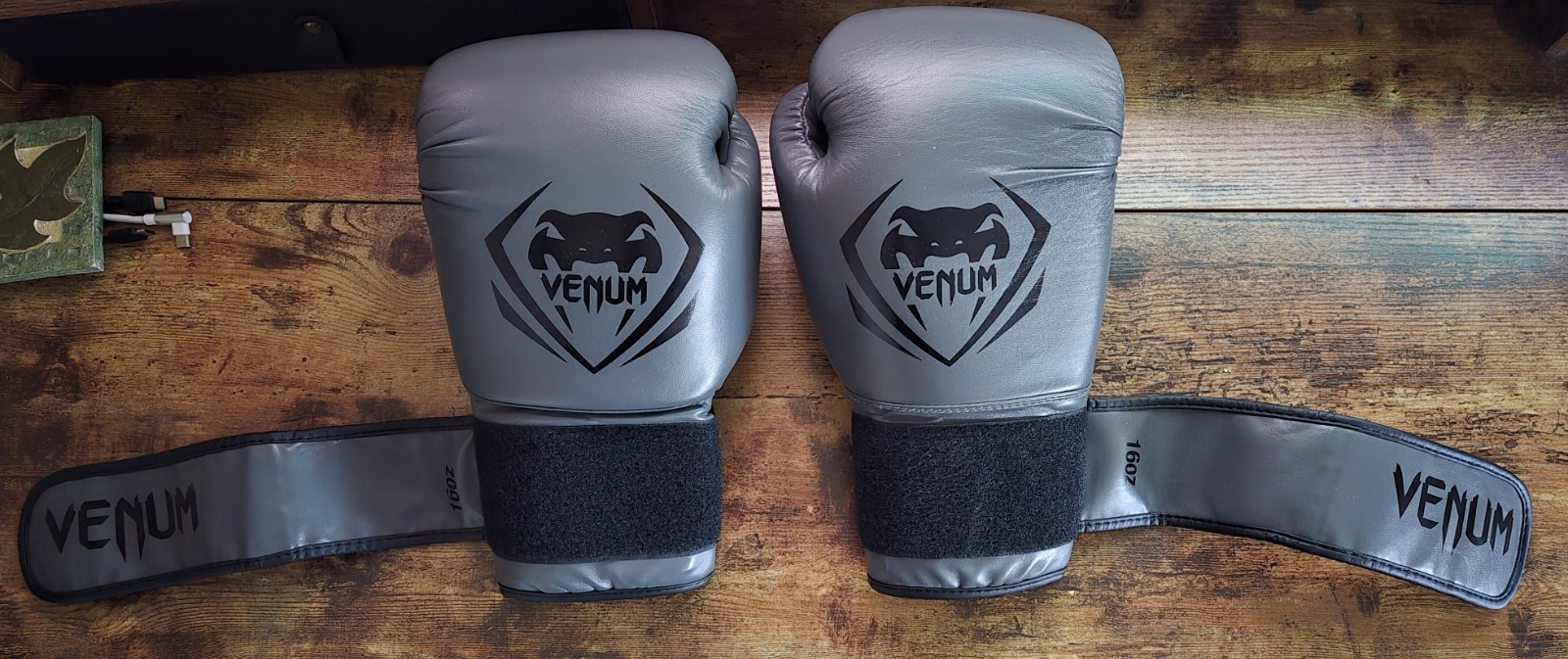 Venum Elite Boxing Premium Quality Gloves Black 16 Oz