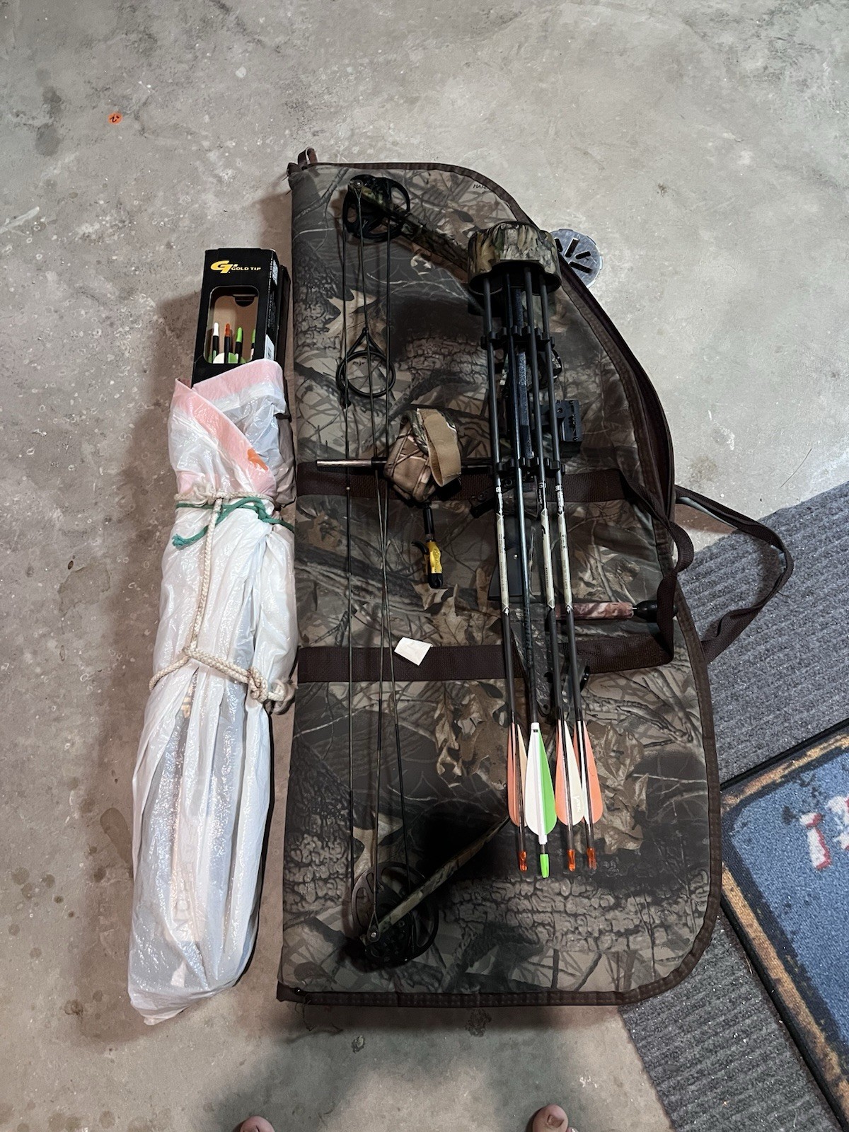 Parker Buck Hunter Camo Compound Bow w/ Case, Quiver & Gold Tip Arrows