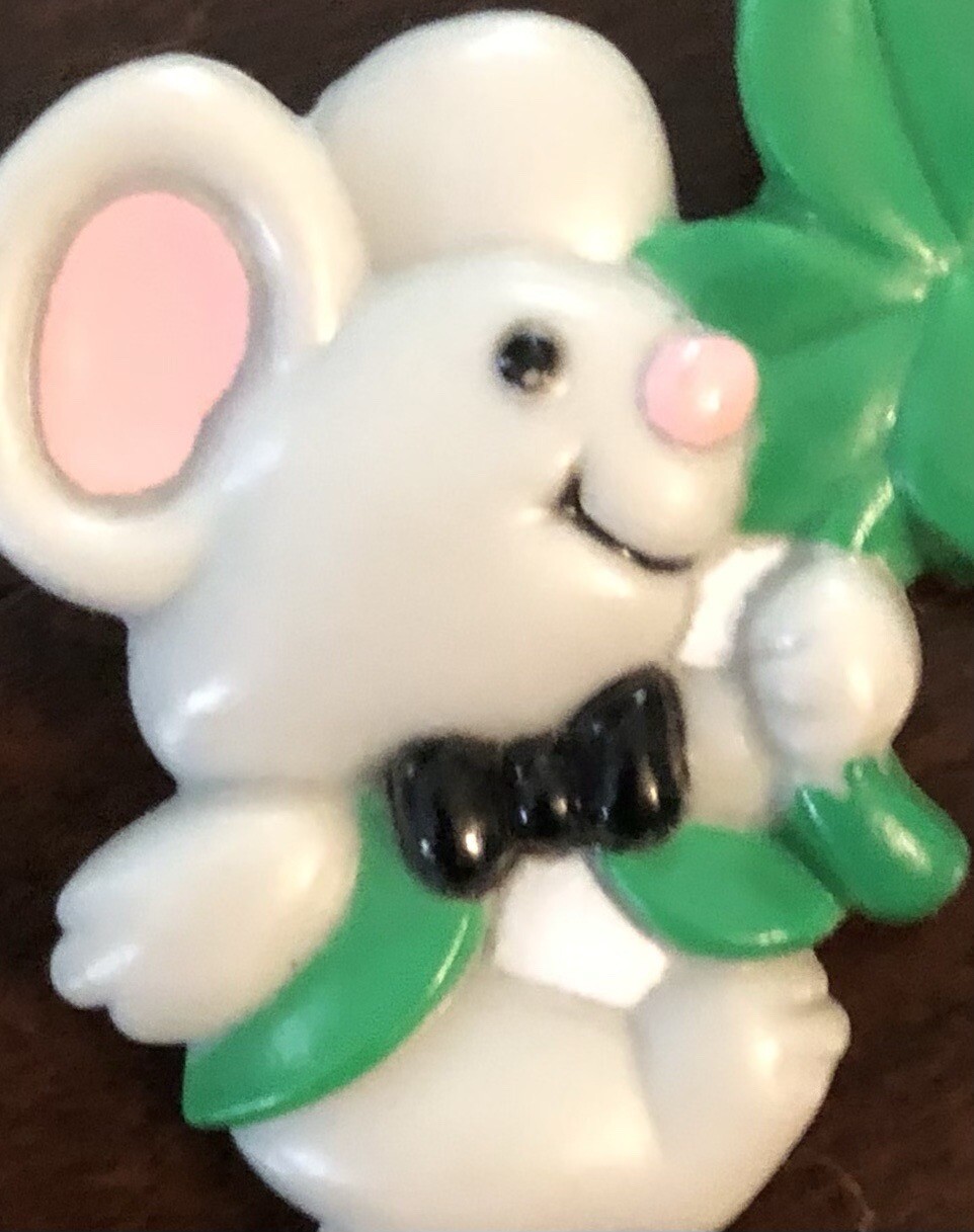 Vintage GIBSON Greetings St Patrick’s Day Mouse Holding SHAMROCK Pin