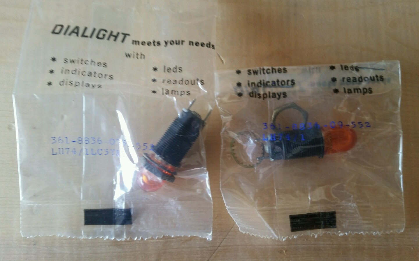 2 Dialight Indicator Light I/A/W  Ty, St, LH74 1LC3YN Yellow htf original
