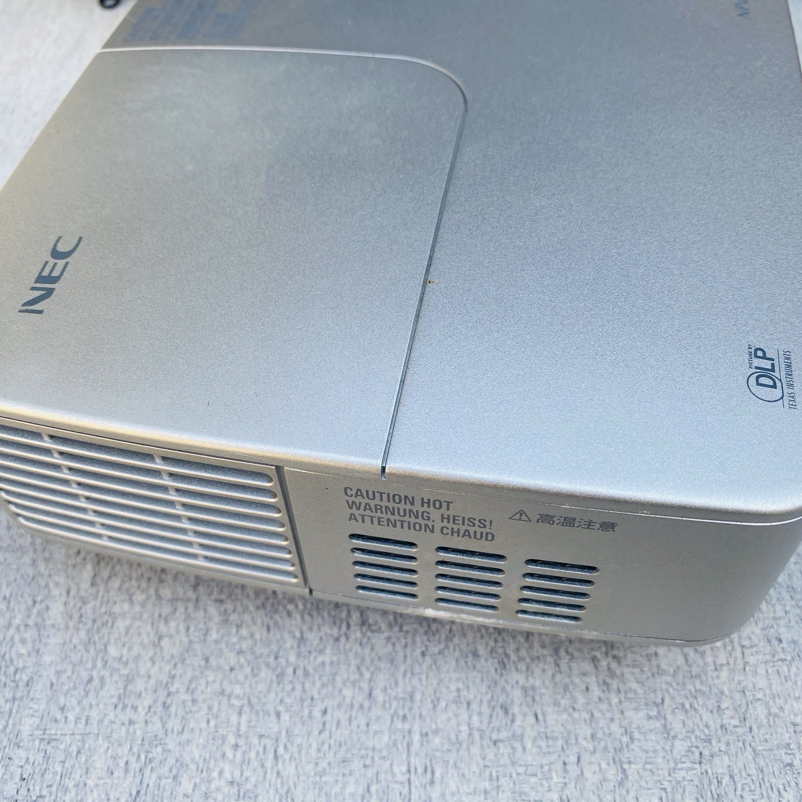 NEC NP40 Portable DLP Projector Bundle Remote Case VGA Cables Manuals 2007