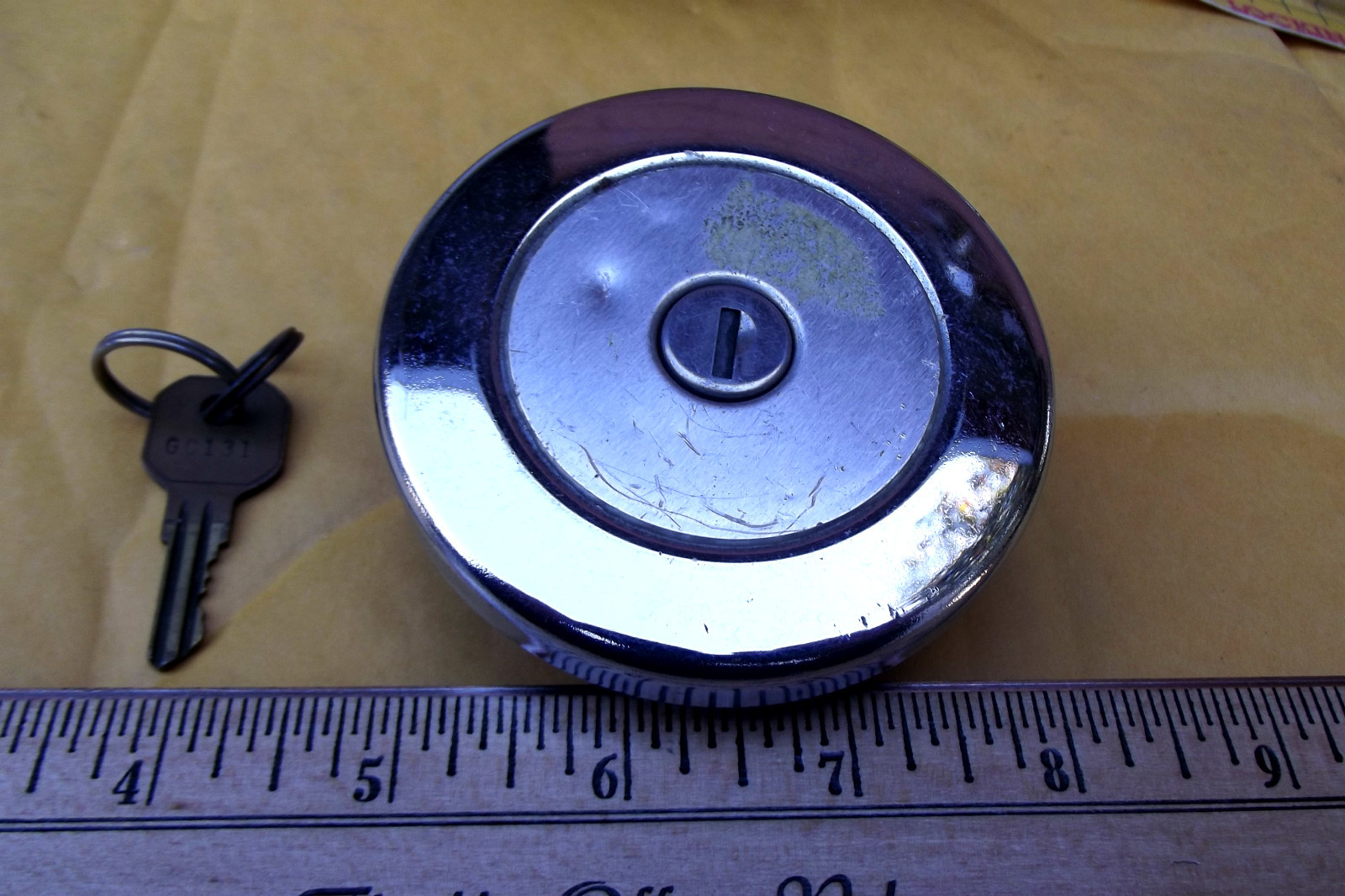 1 CHROMED LOCKING FUEL CAP FOR SOME ? CARS, GOOD USED WITH 1 KEY ,NO BOX, AS IS.