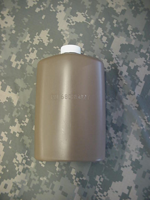 US MILITARY PLASTIC 1 PT PILOT FLASK / CANTEEN, COYOTE