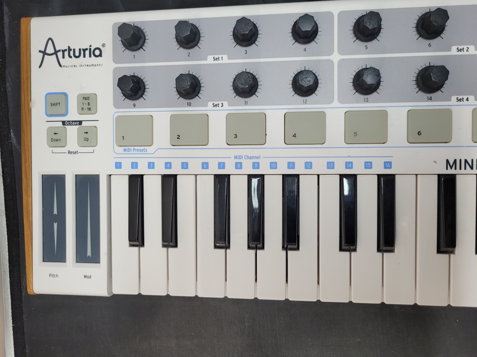 Arturia MiniLab MIDI 25-note Mini Keyboard Controller White and Wood Grain