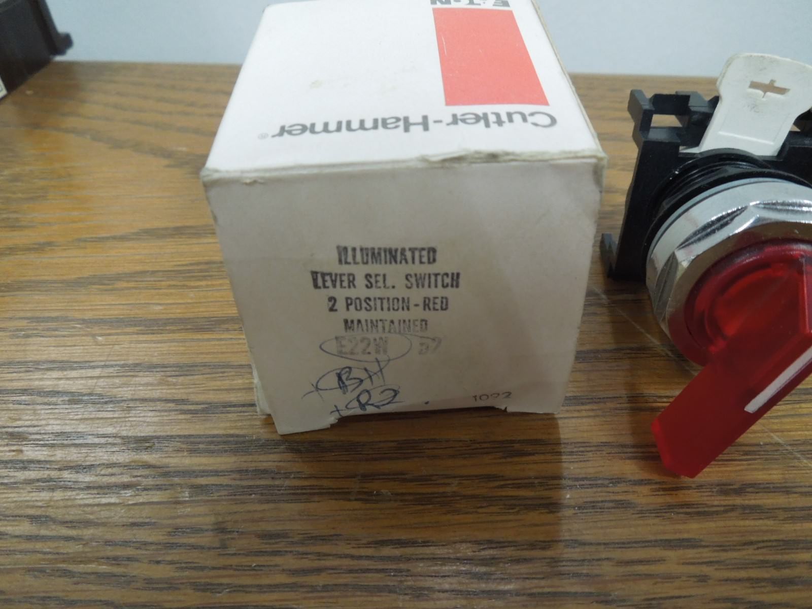 Cutler-Hammer E22W52 2 Position Illuminated Red Lever Selector Switch Surplus