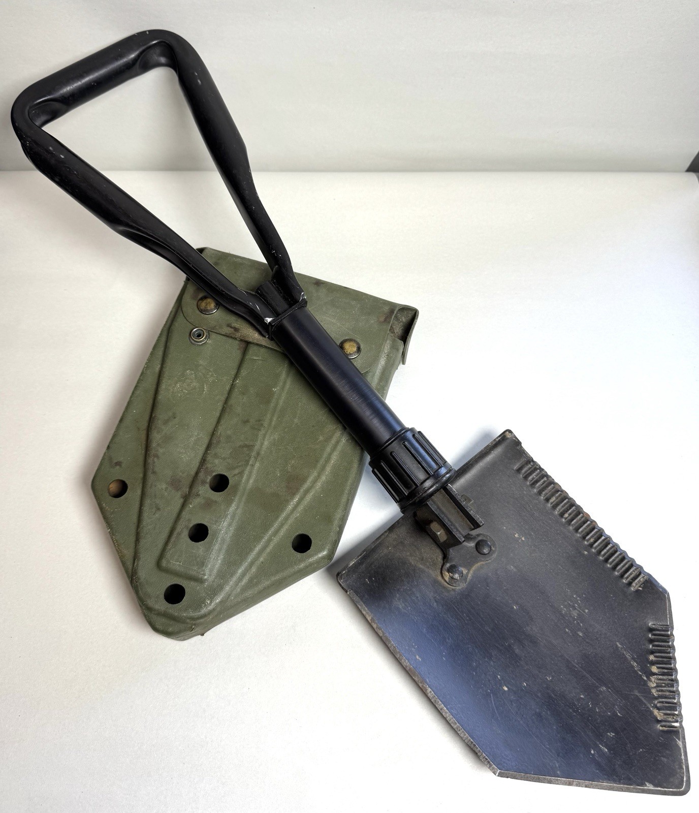 US Ames 75 Black Metal Folding Military Shovel Entrenching Tool With Case/Cover