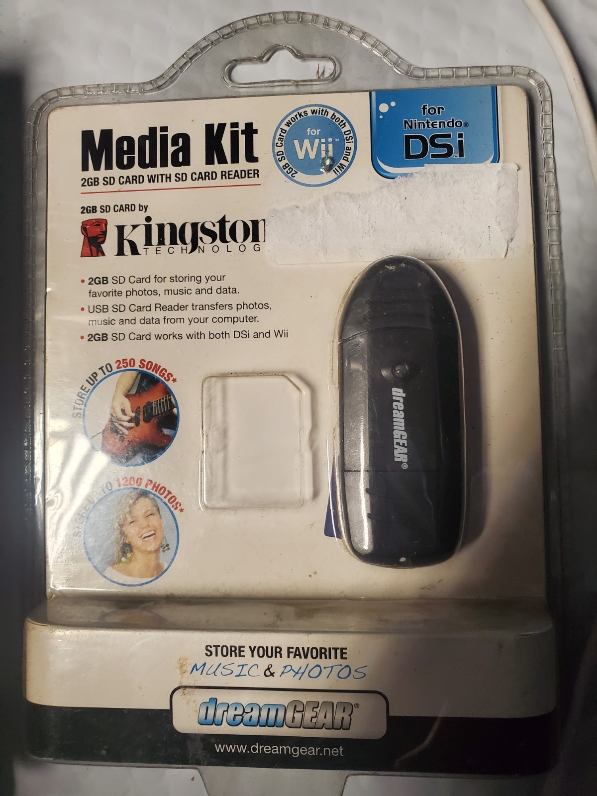 Kingston 2 GB SD CARD +SD CARD READER  FOR PHOTO & MUSIC/CARD WORK W WII & DSI