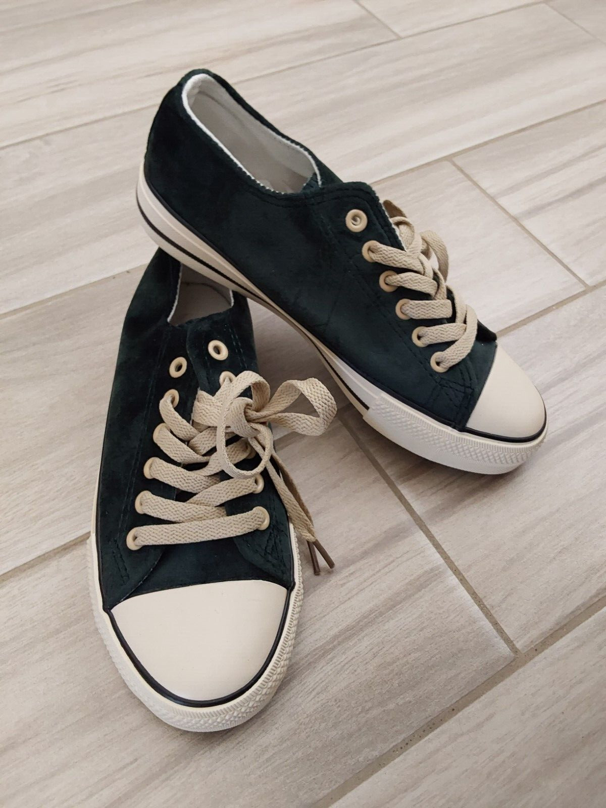 Lihuipai Fali Dazlo NWOB Dark Green Velvet Sneakers.    Size 36 (US 6.5)