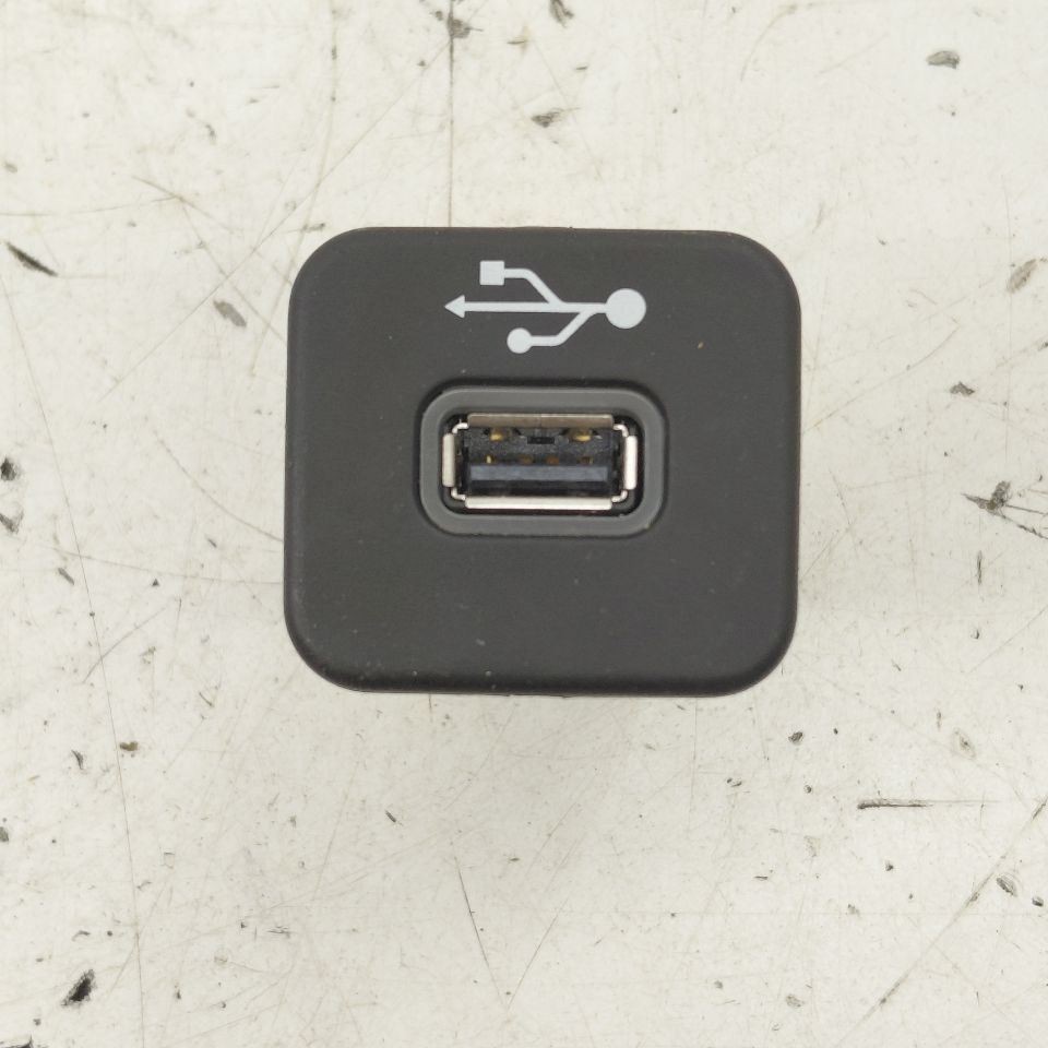 2018 Fiat 500 X Model USB Plug In Hub Port