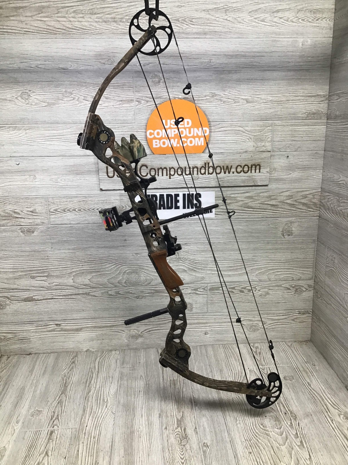 Used Mathews Q2 XL 28" 60lb Right Handed Bow PKG