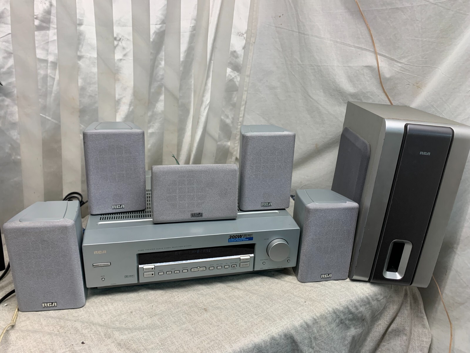 RCA RT2350 VTG Surround Sound Home Theater Receiver & 5 Speaker System 300 Watt