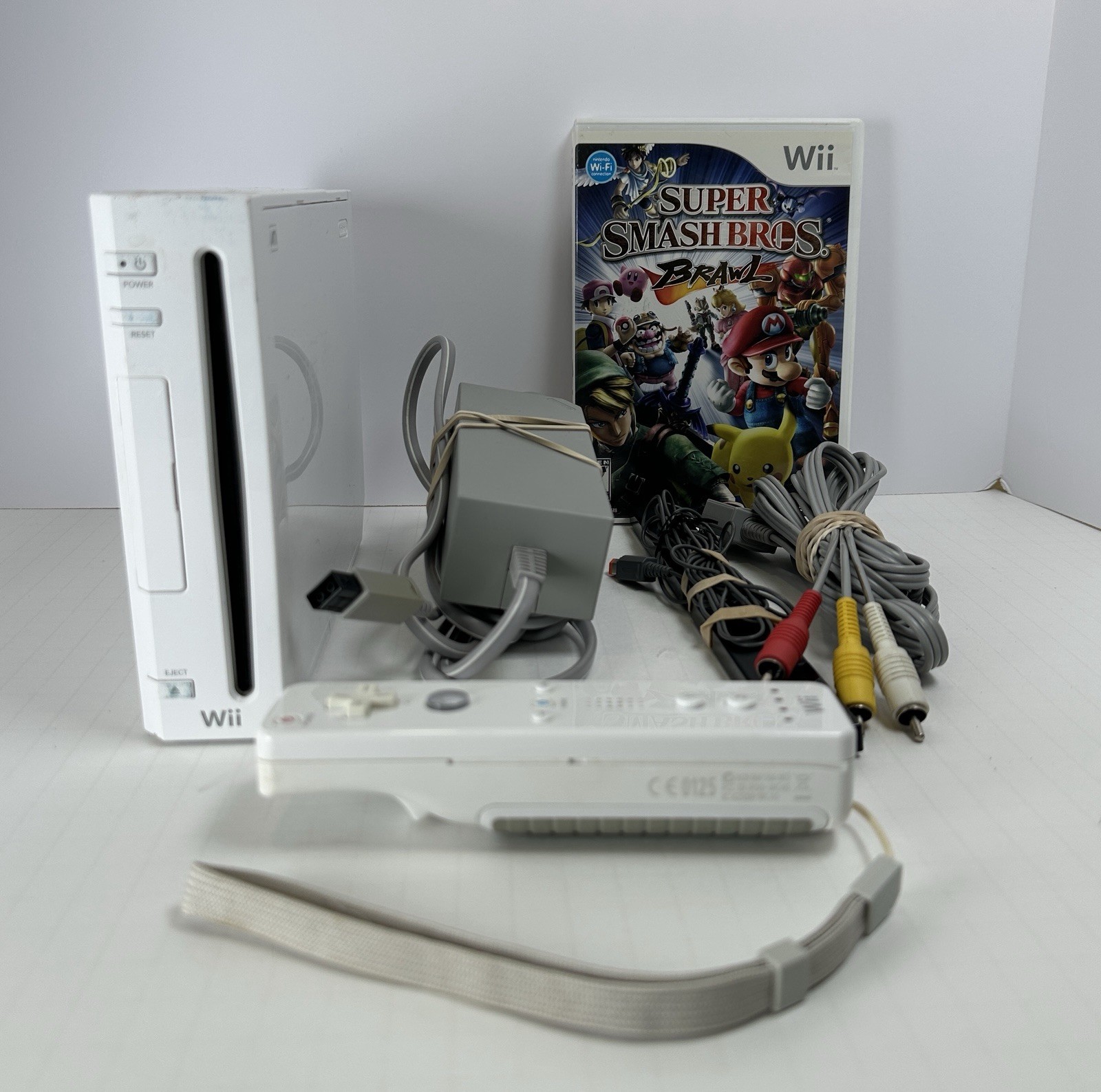 Nintendo Wii White Console RVL-001 With Original Cables, Remote And Game