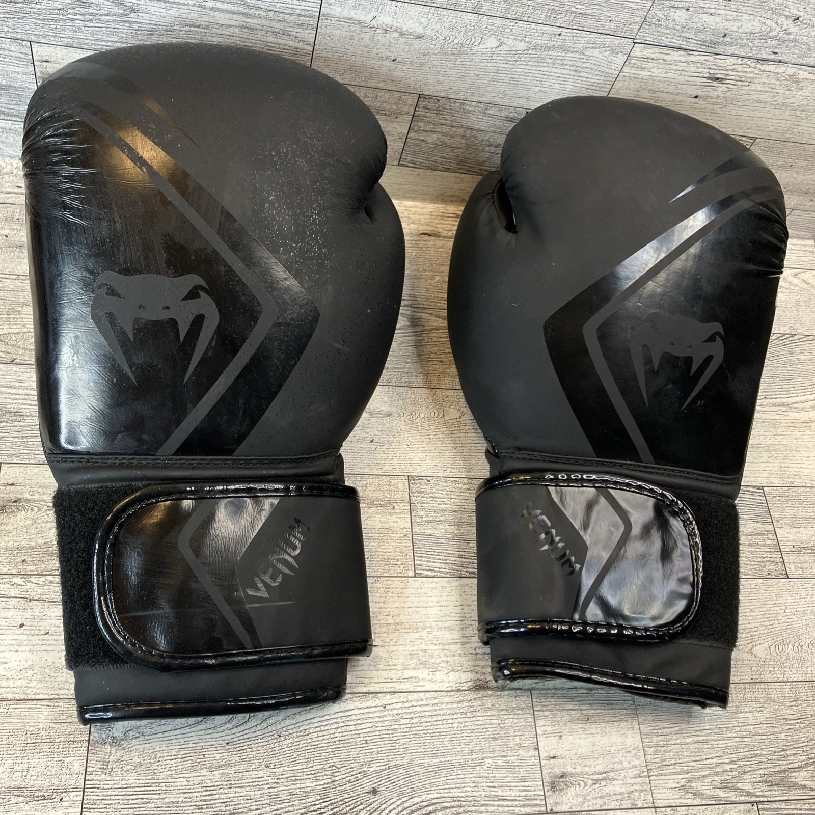 VENUM Contender Classic Synthetic Boxing Gloves Size LEFT 16oz RHT 14OZ Black