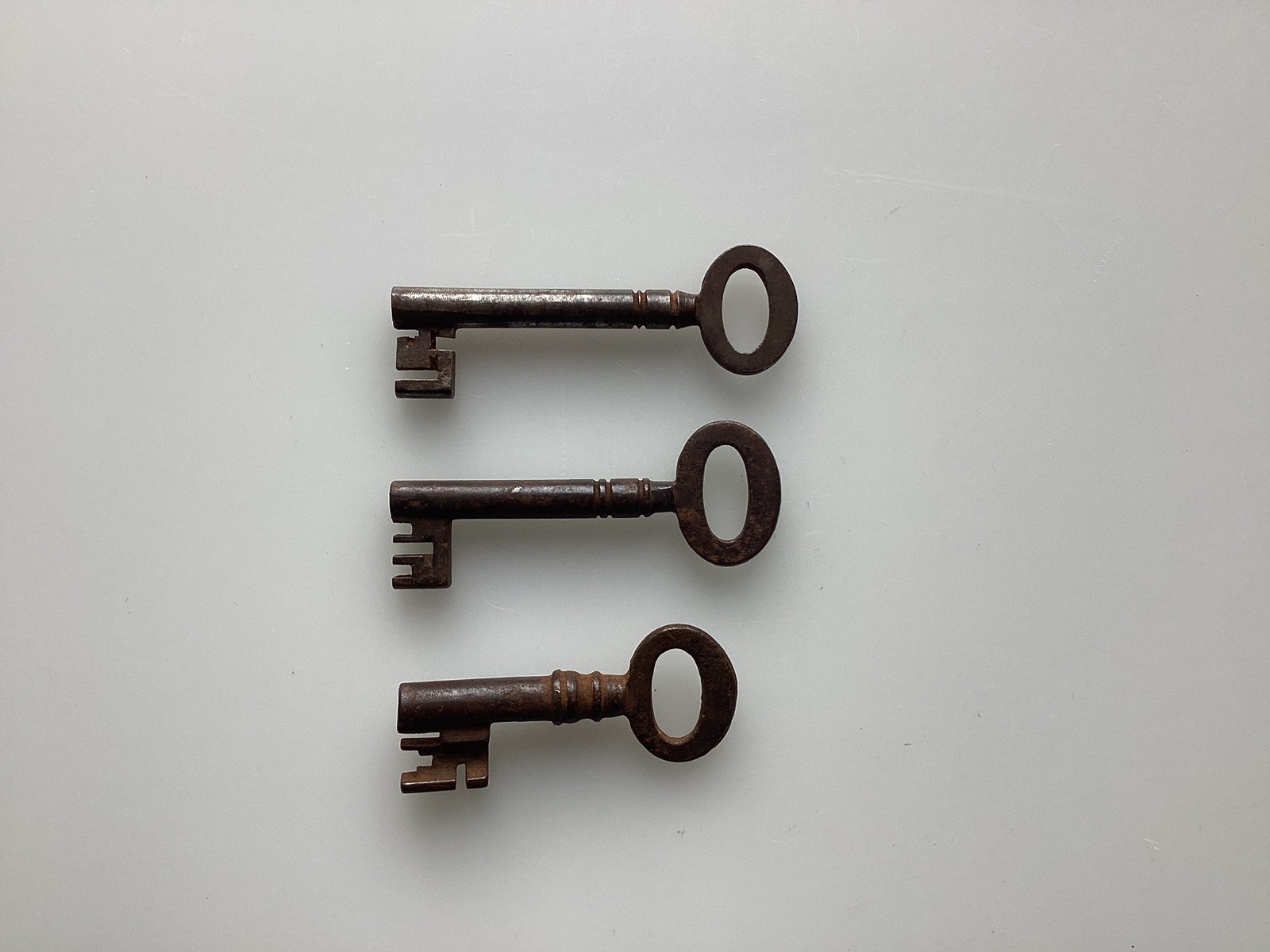 3 x ANTIQUE, WROUGHT IRON HOLLOW BARREL KEYS WITH DISTINCTIVE FEATURES. (REF H2)