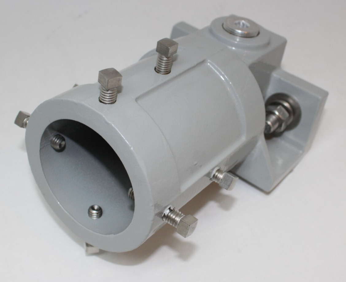 Pole Top Mounting Kit: Mounting Yokes