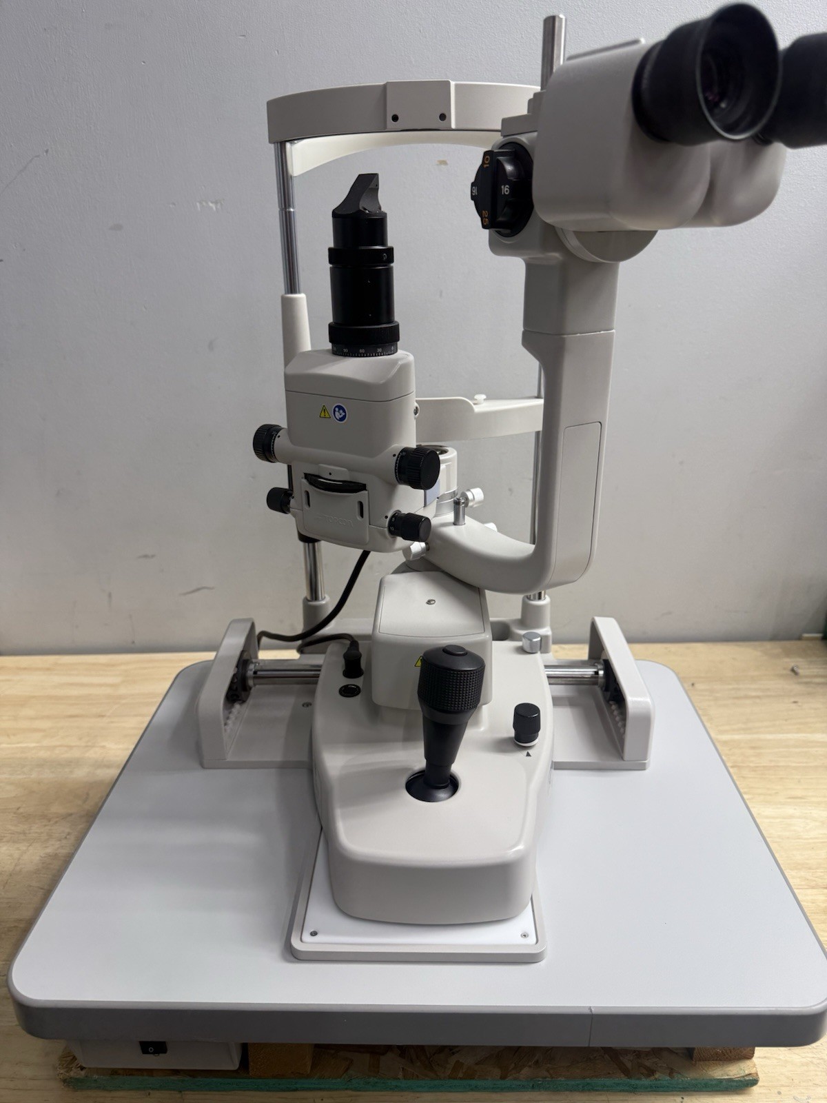 Topcon SL-D2 Slit Lamp