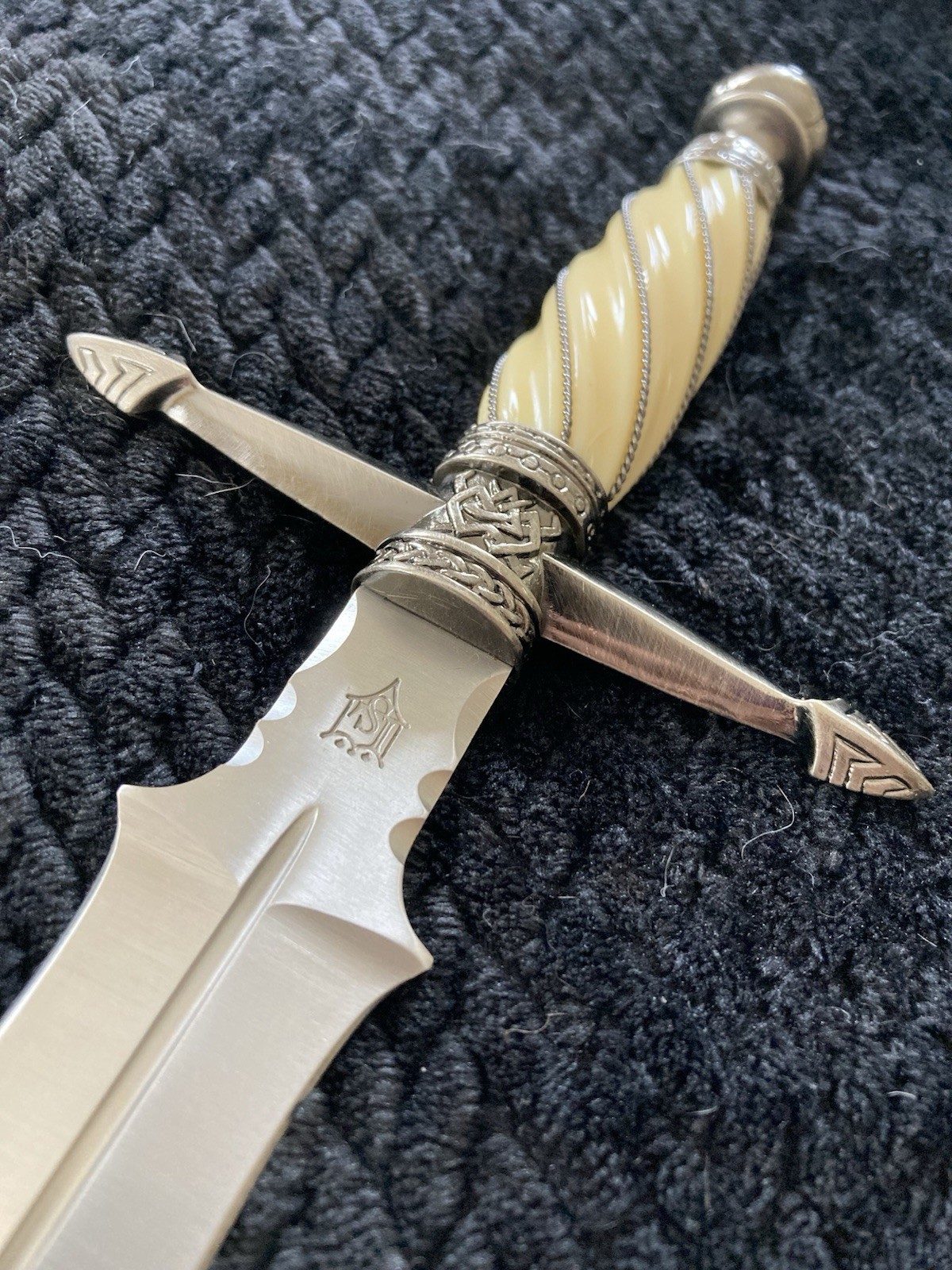 United Cutlery UC1394ASNB Deluxe Round Table Dagger Legends in Steel Fantasy