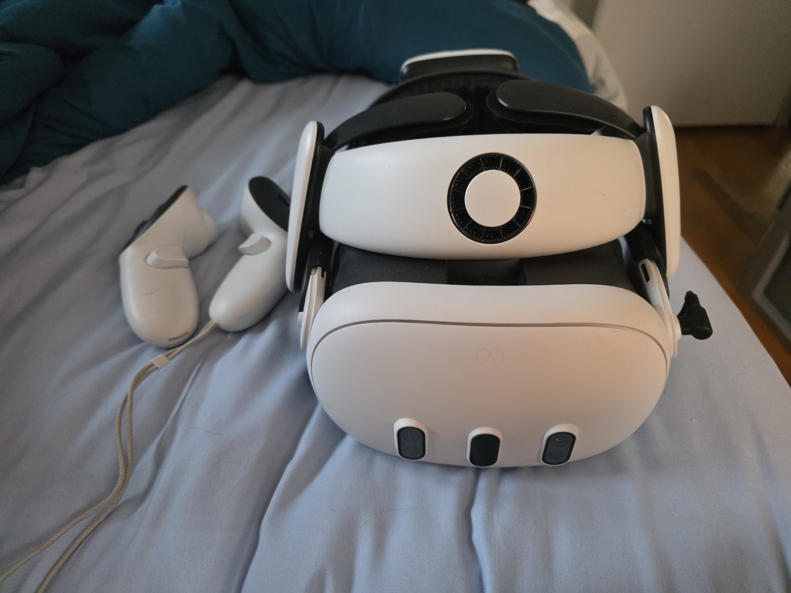 Meta Quest 3 128GB VR Headset w/BOBO VR S3 Pro Head Strap