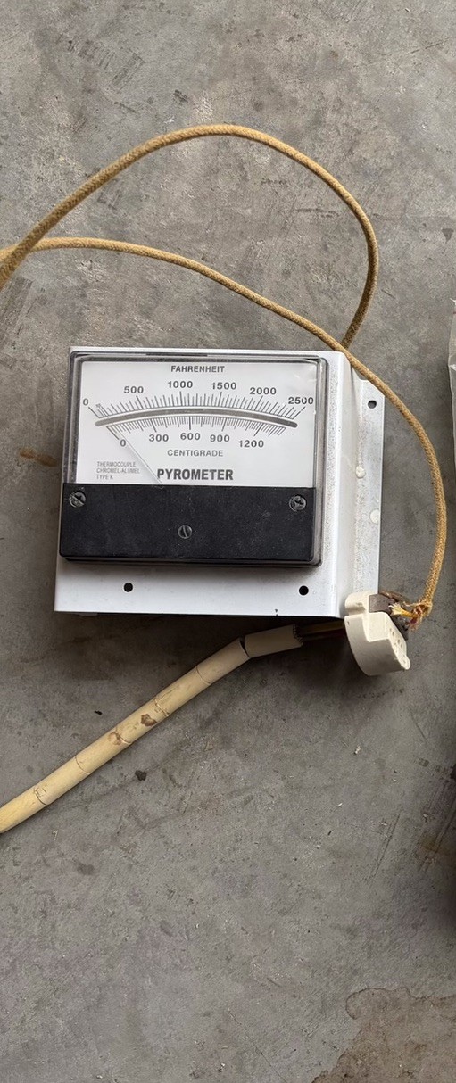 Used Analog Thermocouple Thermometer Pyrometer 0-2500°F 0-1200°C Temp range