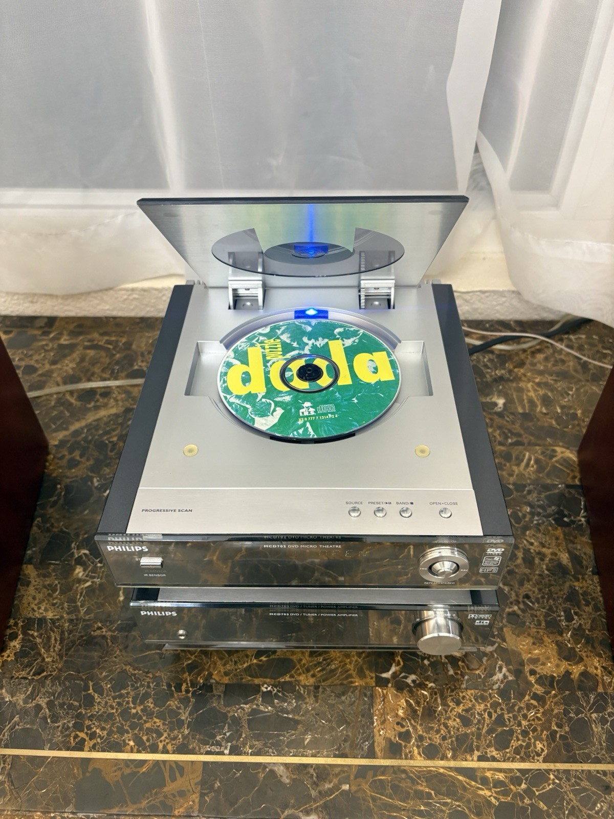 Philips MCD702 Micro Theatre DVD/CD Player, Tuner, Amp, Speakers, Remote WORKING