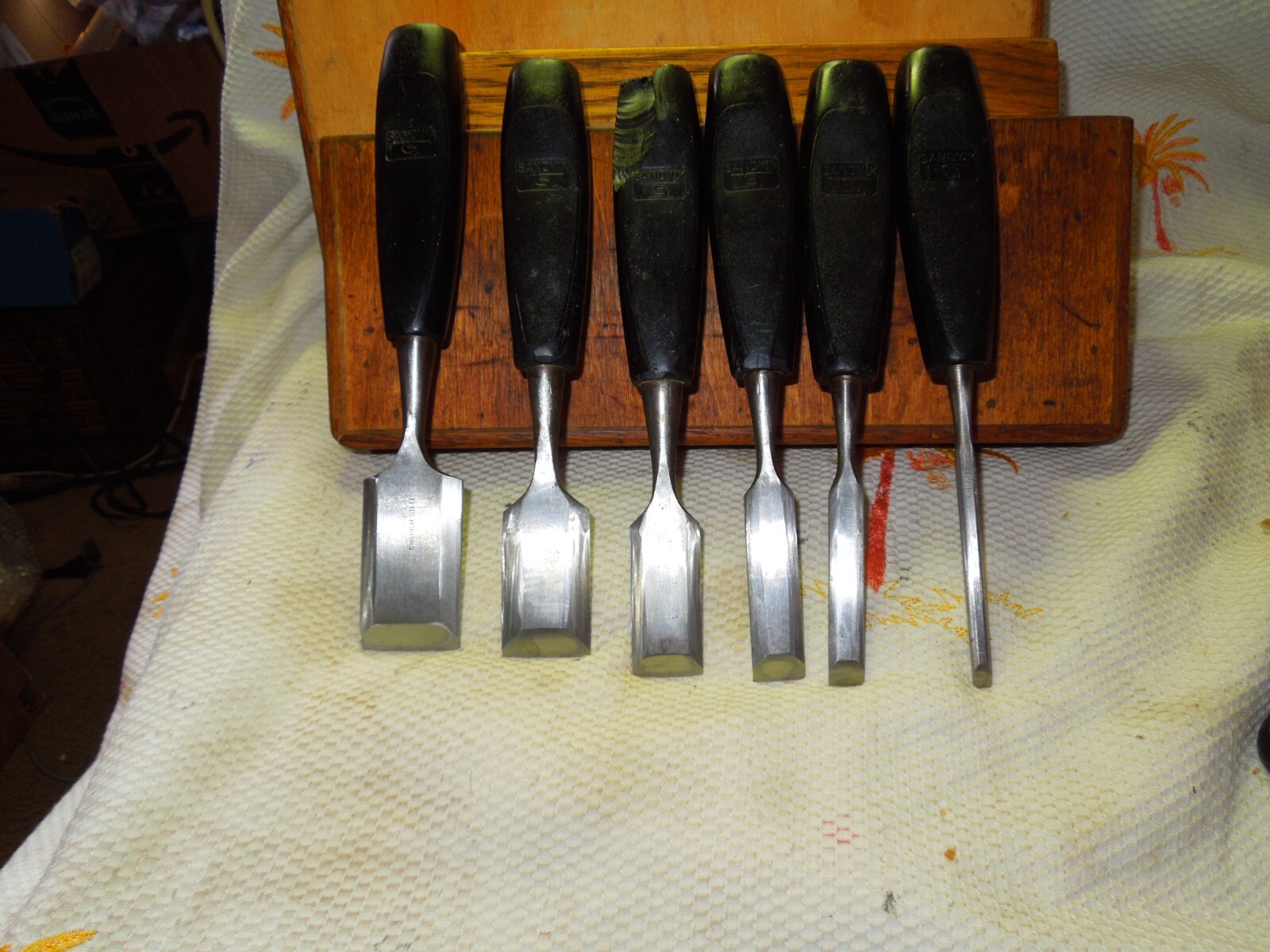 VINTAGE SANDVIK 6 PC CHISELS MADE IN HOLLAND SWEEDISH STEEL MAGNETIC WOOD CASE