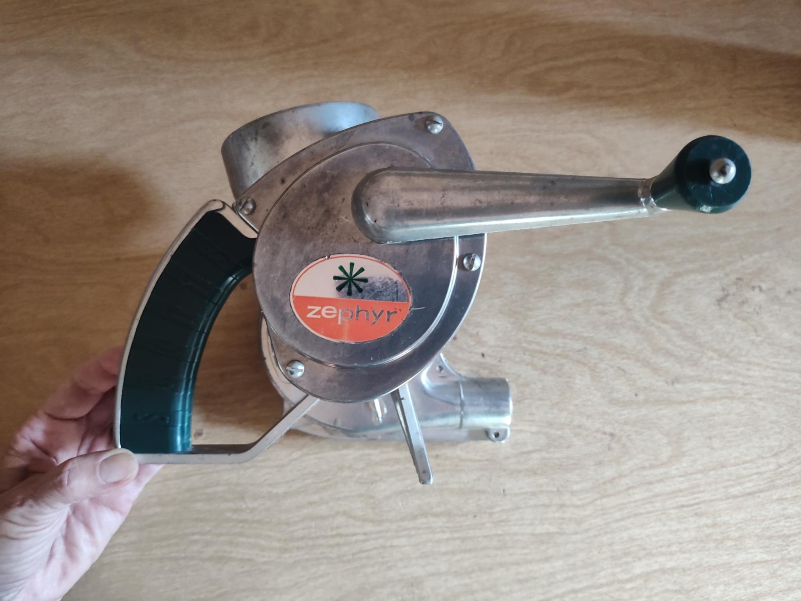 Scott's Zephyr Moderl A61 Hand Crank Spreader
