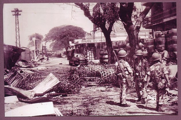 1960-70s Vietnam ARVN After the Battle in City 4x6 Photo