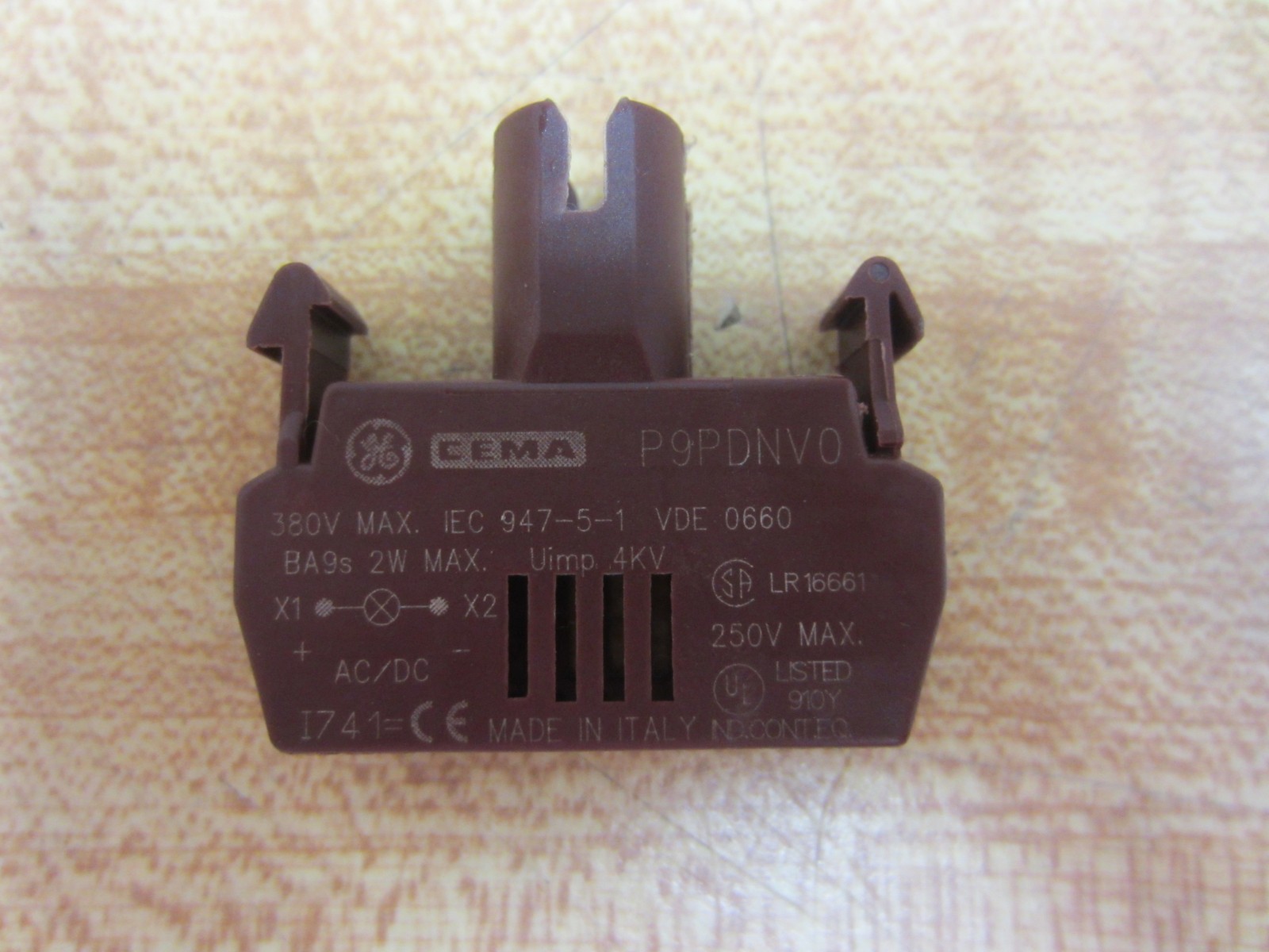 General Electric P9PDNV0 Lamp Holder GE P9PDNVO Red