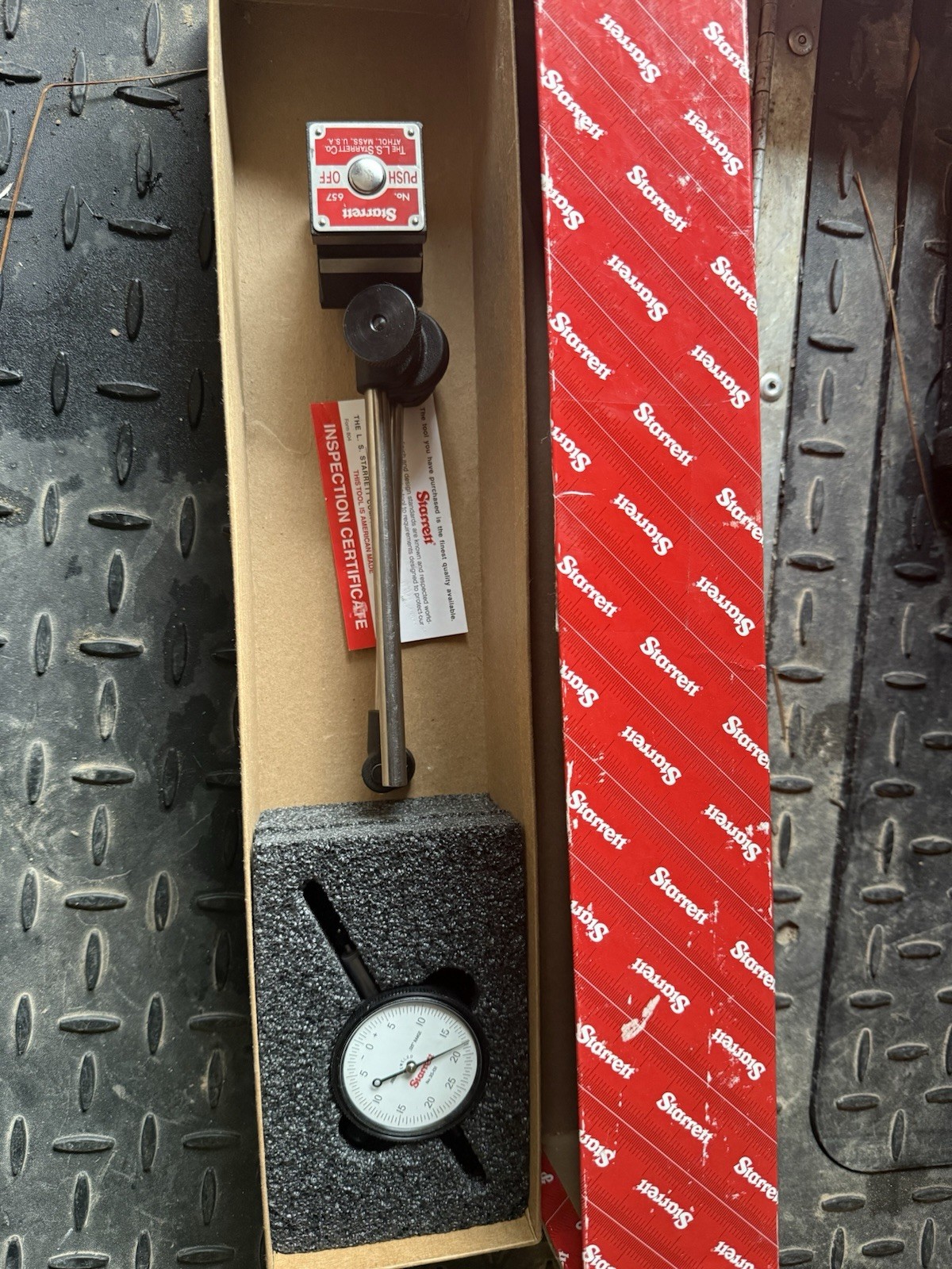 Starrett 657E Magnetic Base and Post Assembly w/ 25-131J Indicator w/Case STOCK