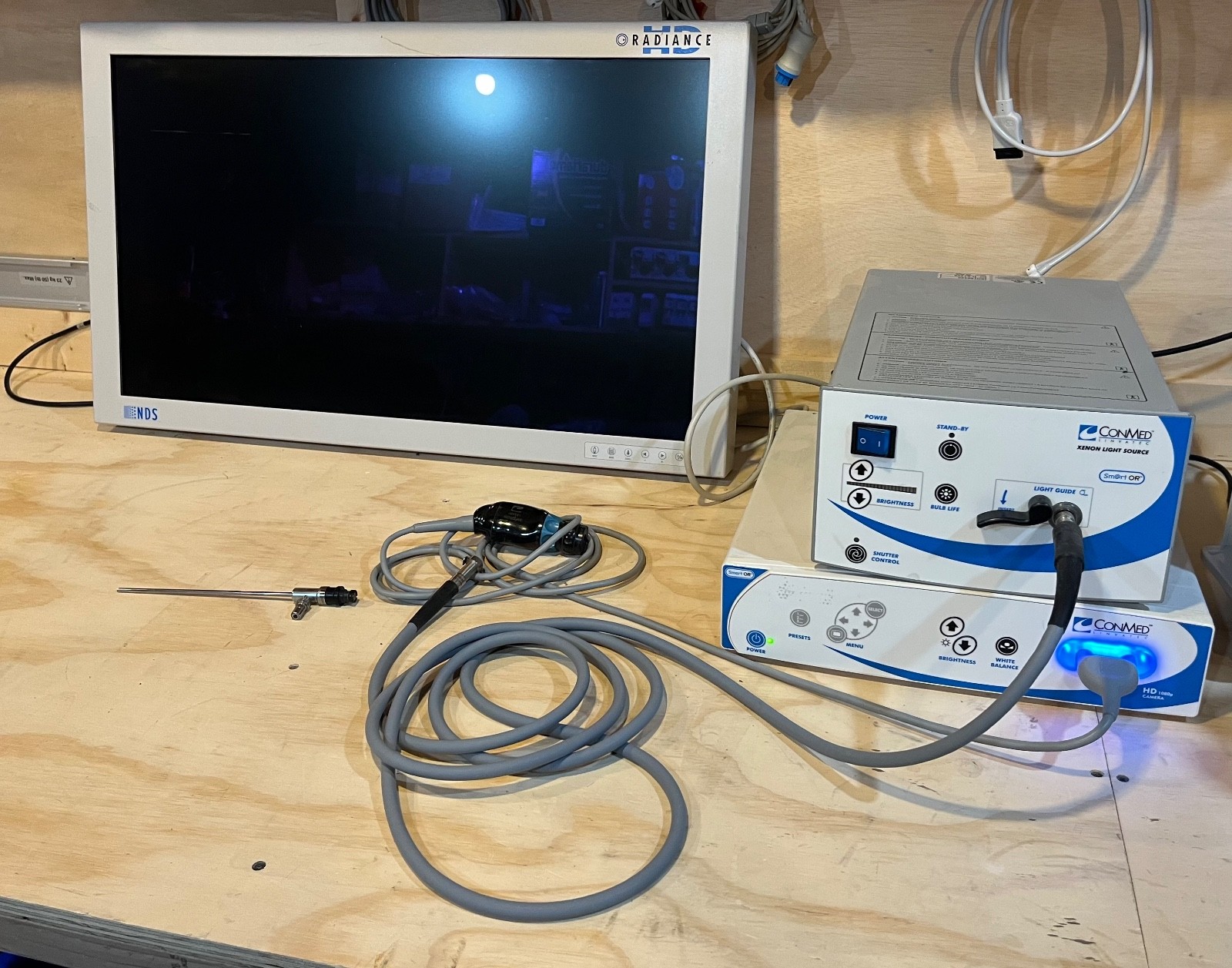 Conmed IM4000 camera, IM4121 camera head, HD4301 rigid scope, NDS 32" display