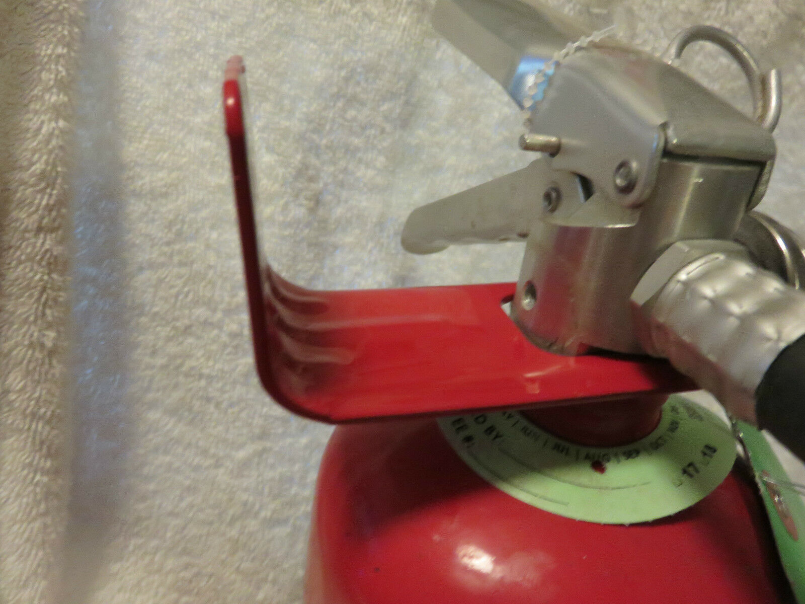 AMEREX 2-pcs. FORK WALL MOUNT 5-10-20 lb. FIRE EXTINGUISHER BRACKETS