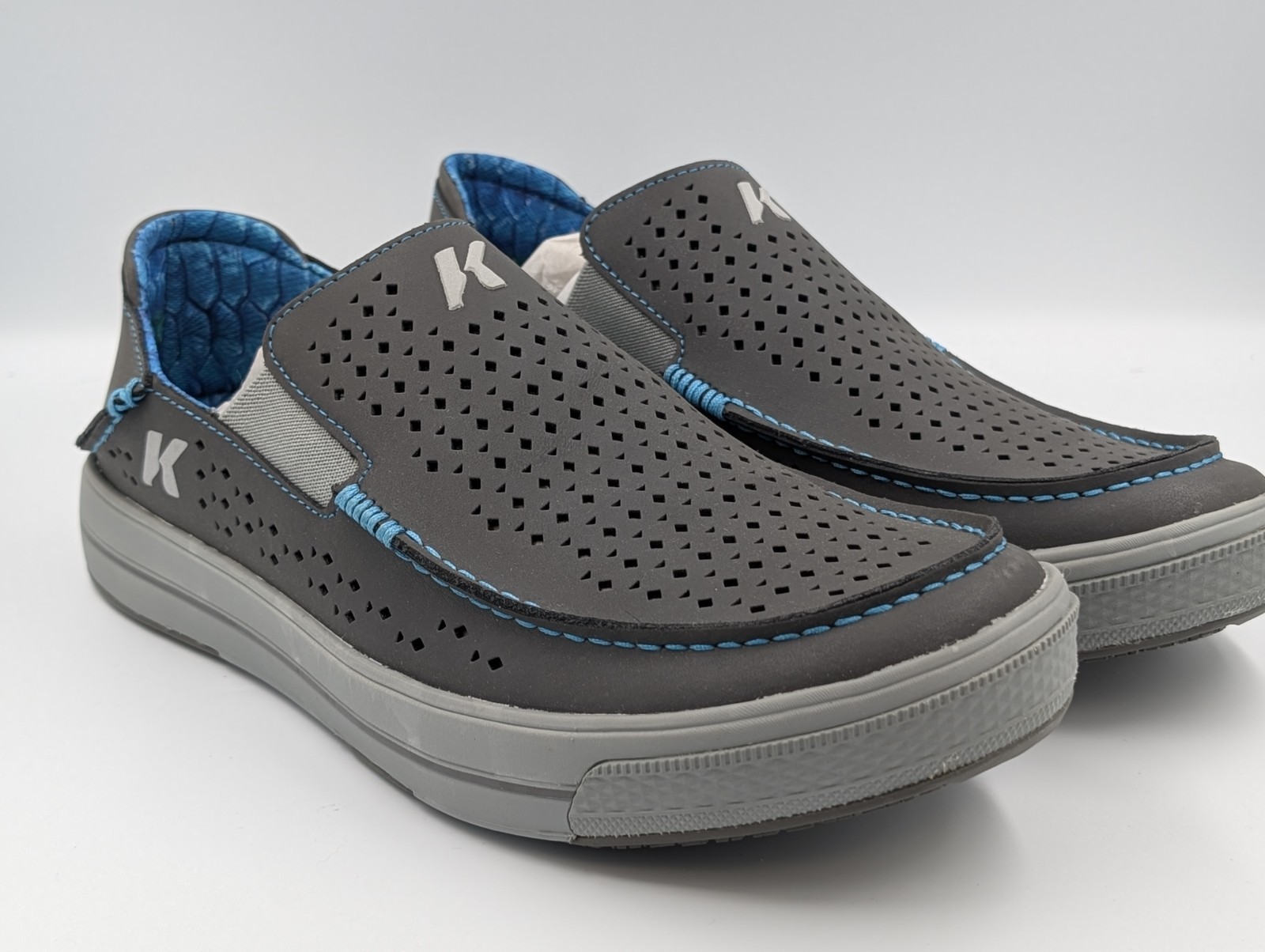 Mens Size 13 Korkers Fish Moc Vented Tarpon -Fixed Kling-On Deck Sole, Charcoal