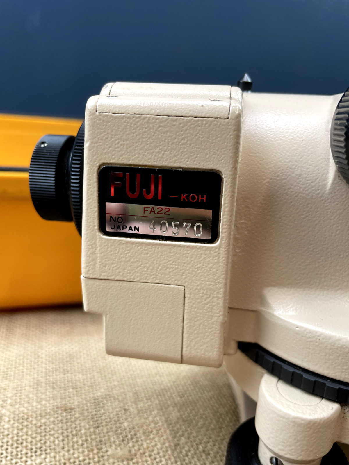 ENGINEERING SURVEYOR TRIPOD AND PROFESSIONAL FUJI - KOH FA22 LEVEL