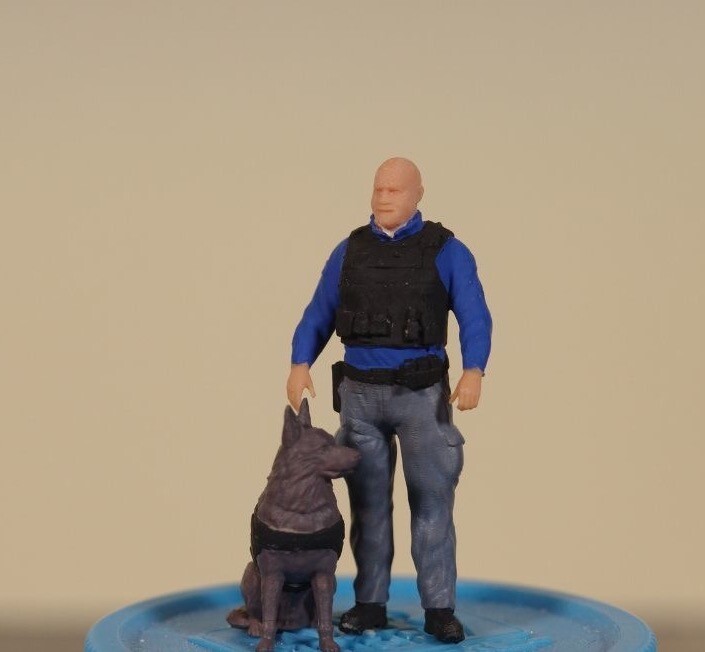 Mini 1:64 Painted Figure Miniature Resin Diorama Patrolman Police Dog Model Toy