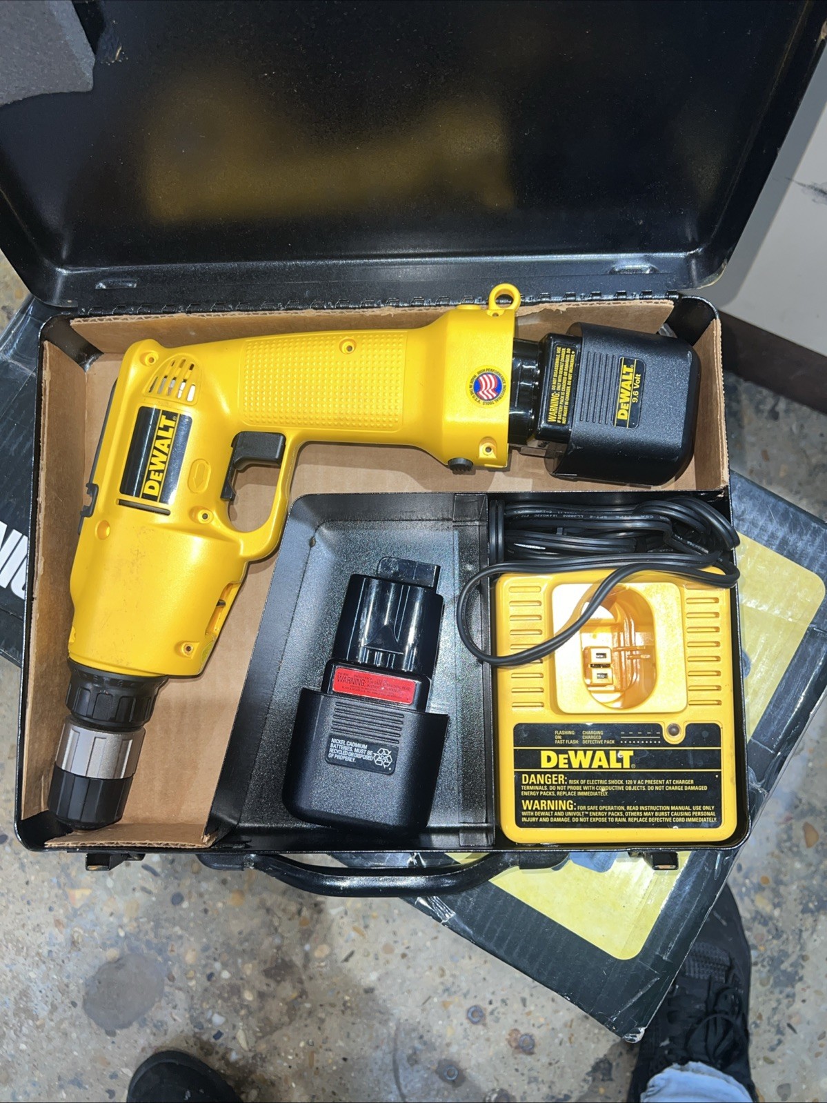 DEWALT DW944 9.6V 3/8" VSR Cordless Drill Driver Kit w/2 Batteries Charger &Case