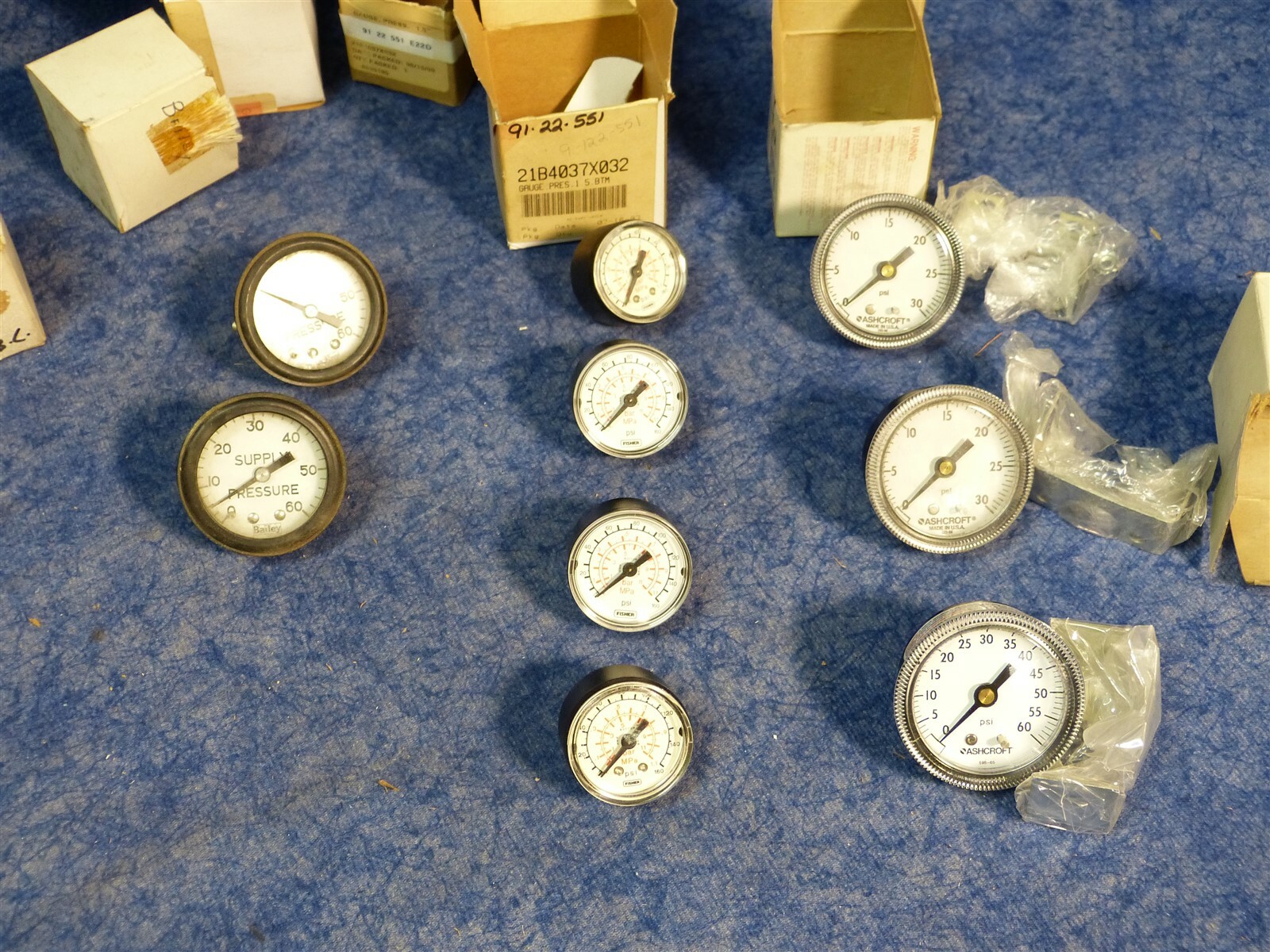 Assorted pressure gauges, 2" 0-30 Ashcroft, 1" Fisher 0-160, 2" Bailey 0-60