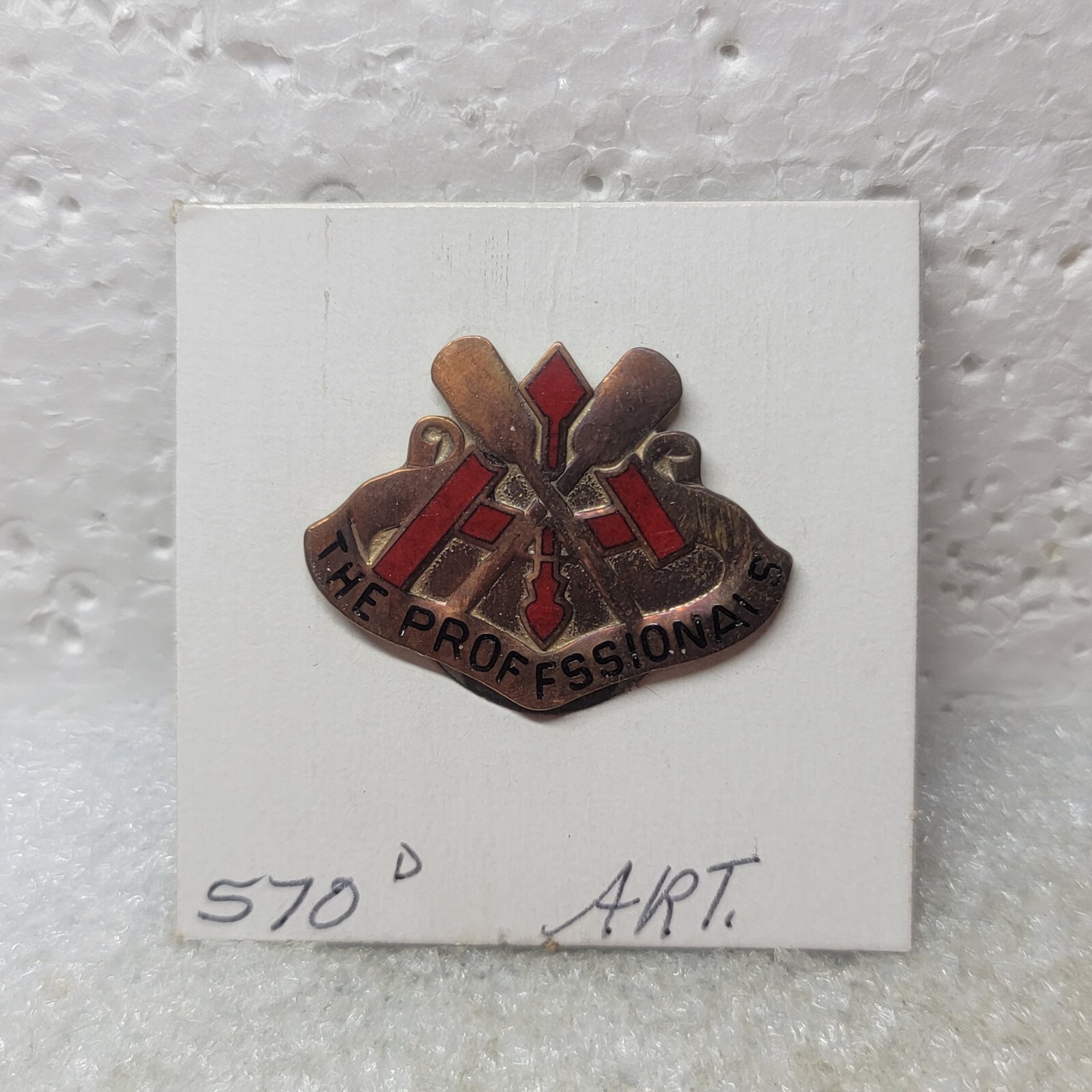 US Army 570th Field Artillery Battalion Pin The Proffessionals DI DUI Crest G23