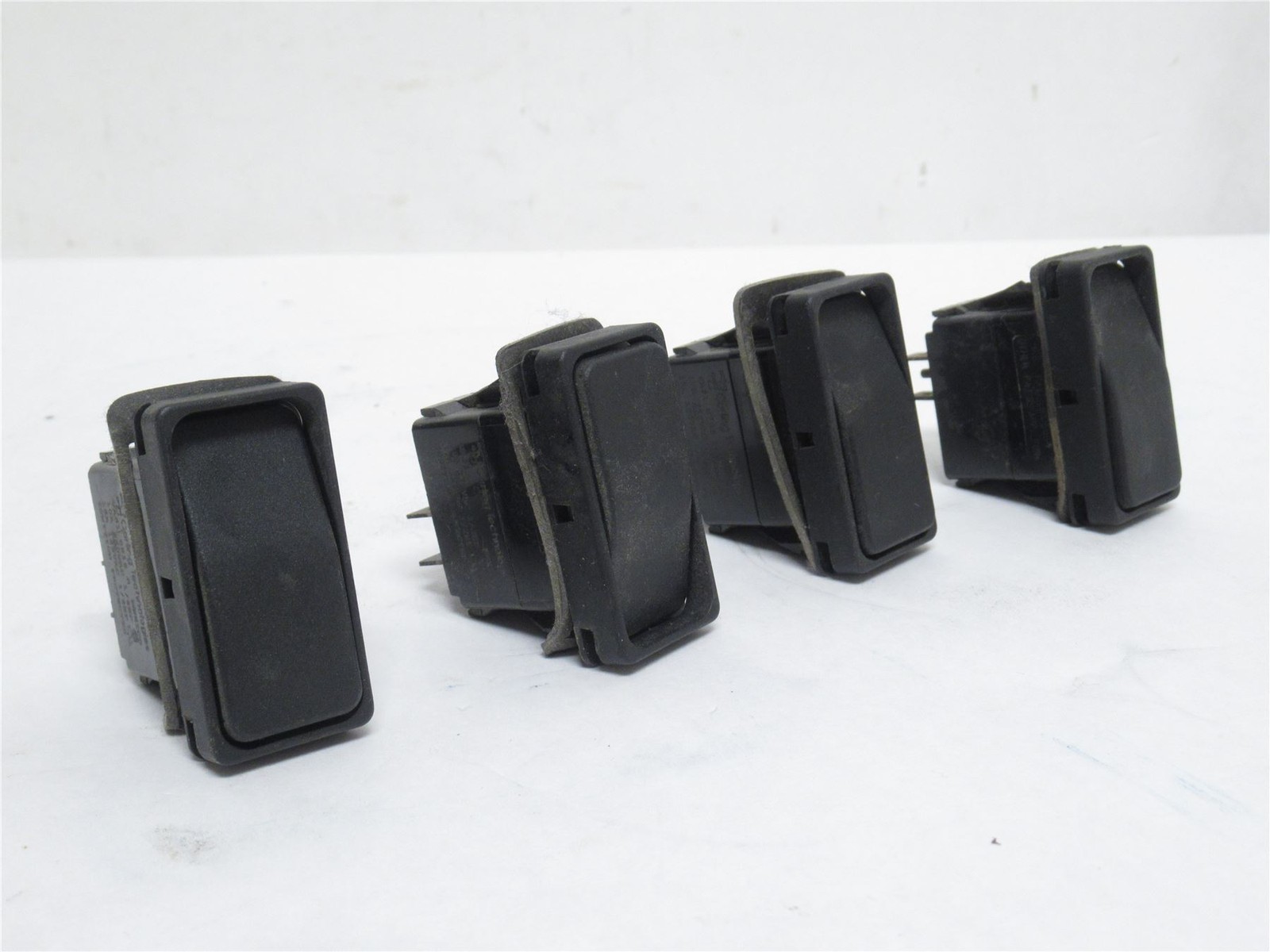 241570 Old-Stock; Carling VA51-0818-R Lot-4 Rocker Switches 10A; 250VAC