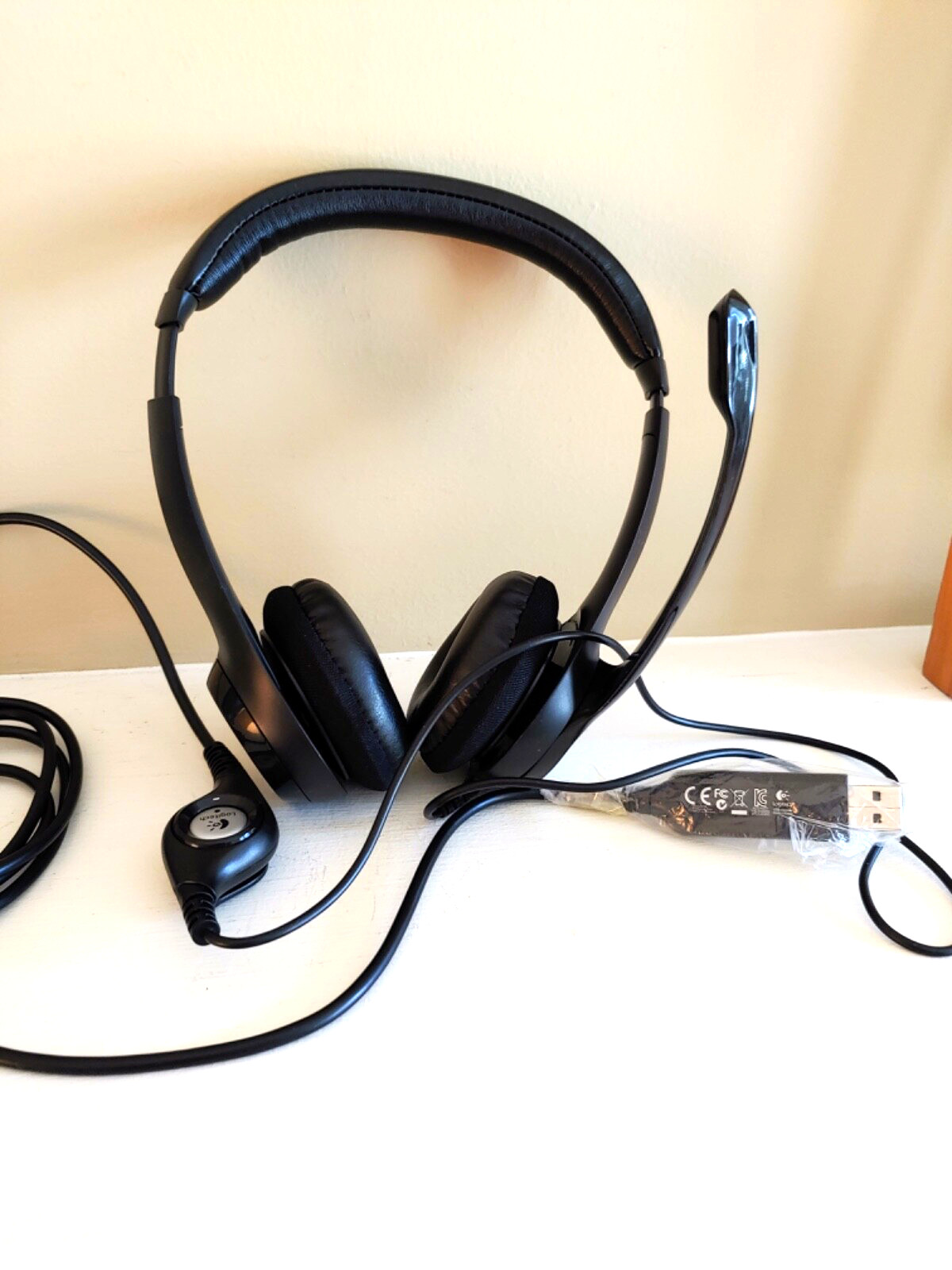 Logitech Logi Corded USB Stereo Headset Adjustable Headphones Padded Earpiece
