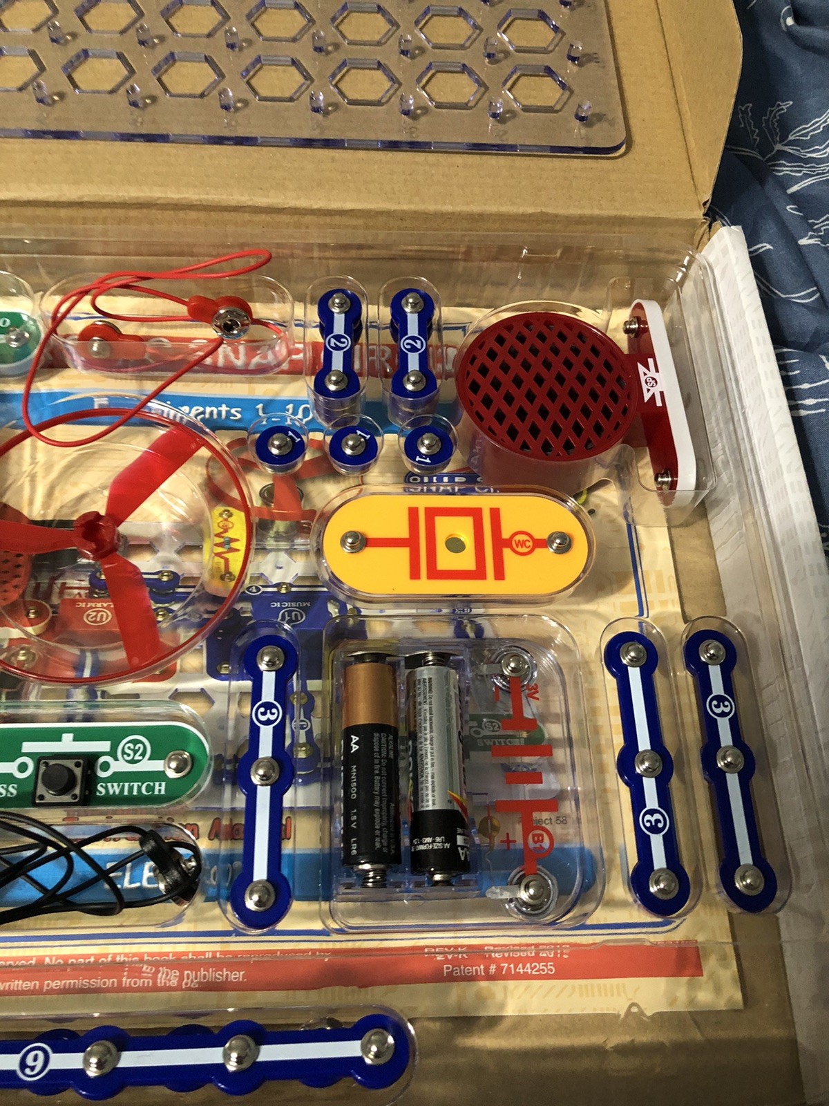 Snap Circuits Juniors Electronics Skill Builder Create 100 Projects Elenco