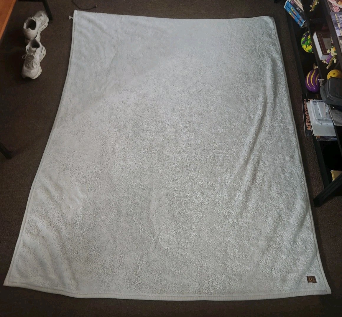 UGG Throw Blanket 50 x 70 White Snow Soft Reversible Plush