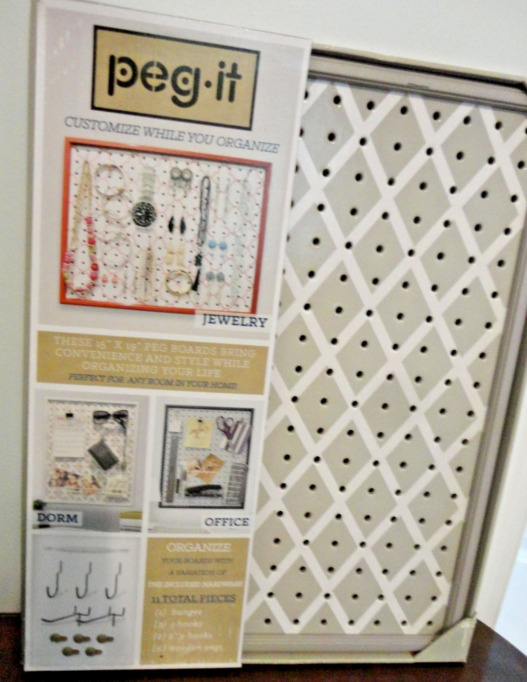 PEG BOARD JEWLERY ORGANISING BORD 15" X 19" WITH 11 TOTAL PIECES OF HARDWARE