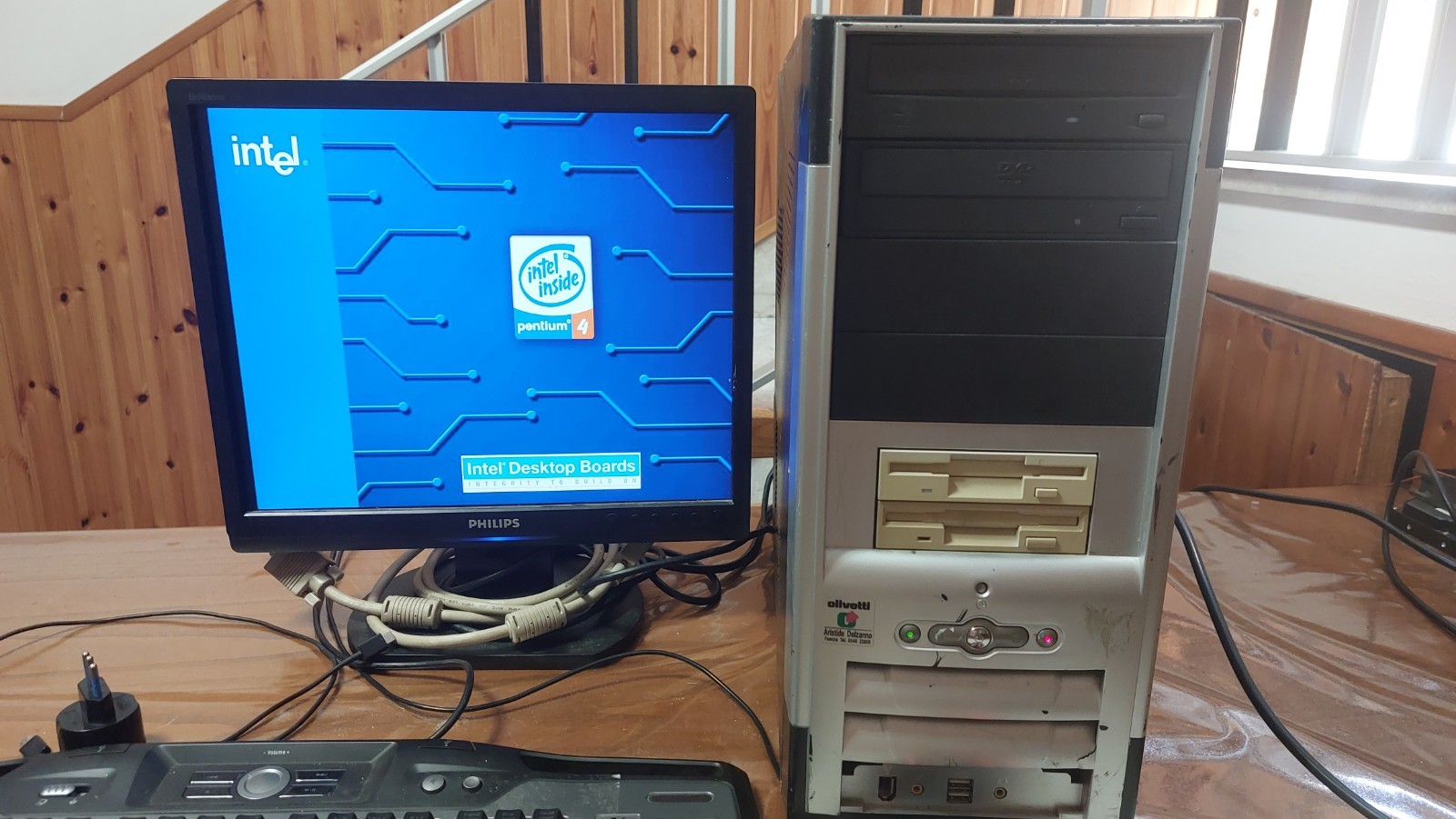 OLIVETTI PENTIUM 4 RETRO VINTAGE PC